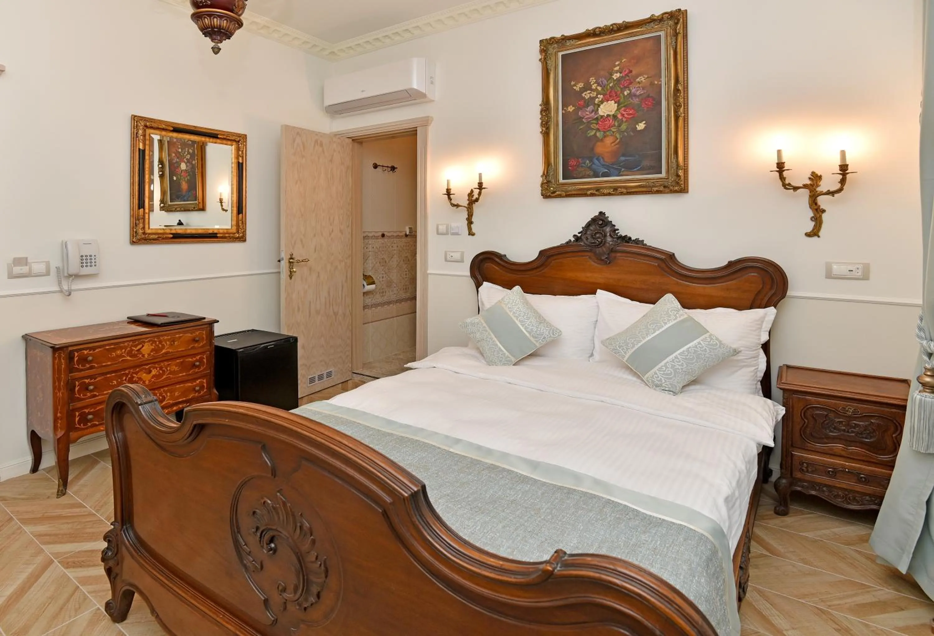 Photo of the whole room, Bed in Royal Hotel