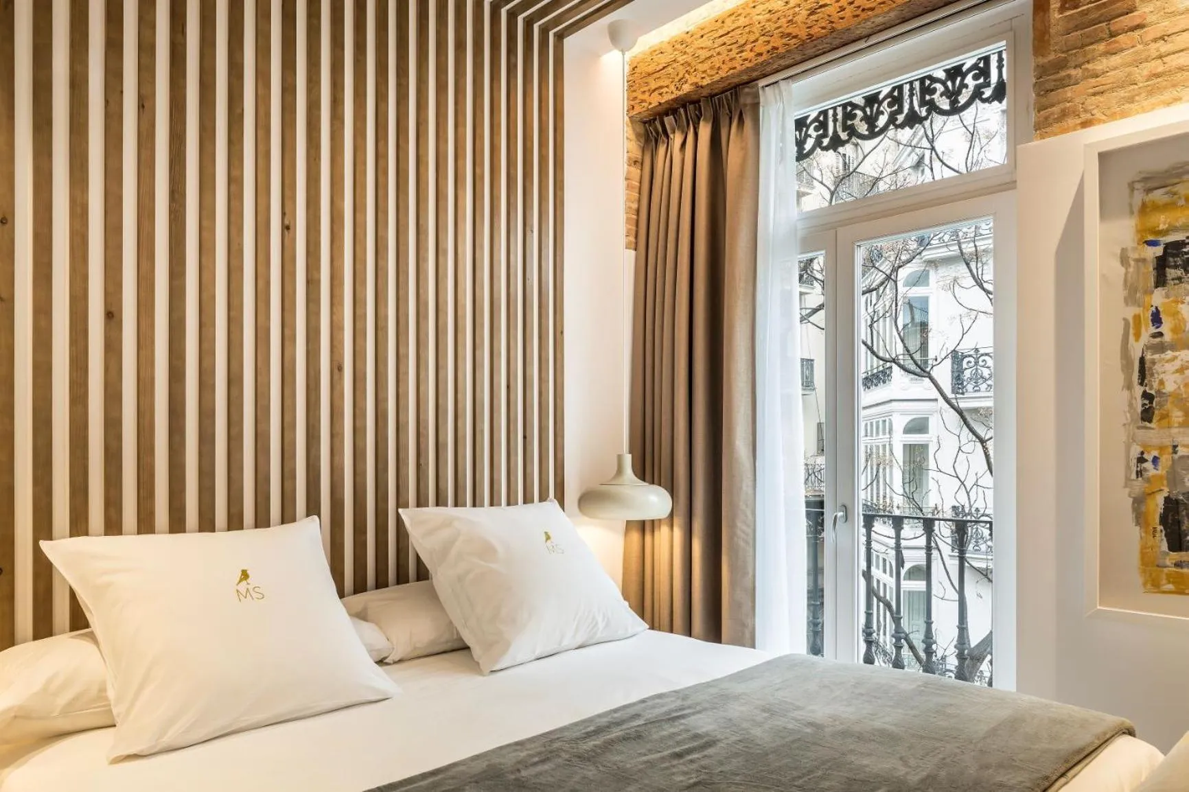 Bed in Mon Suites Benlliure