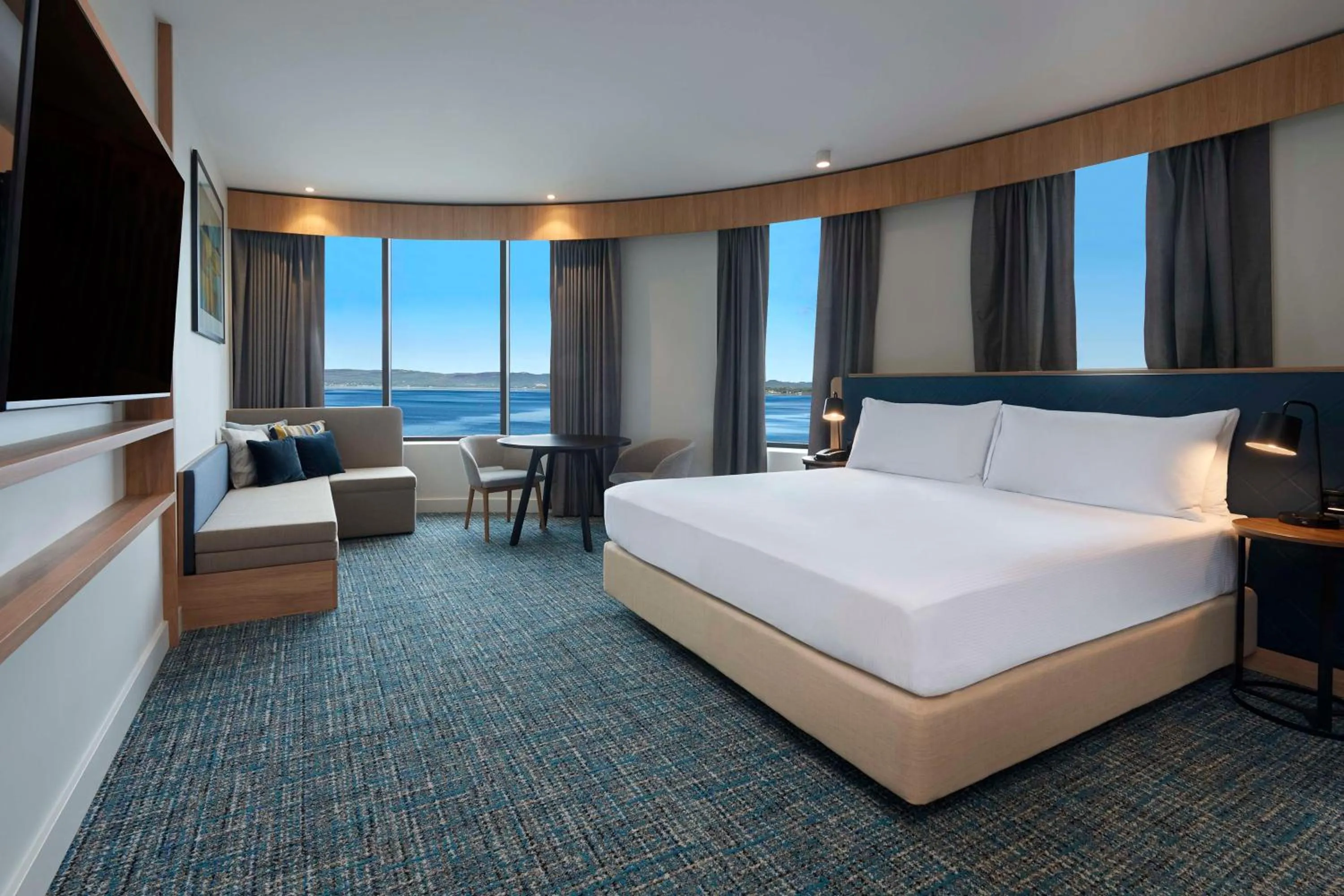 Living room, Bed in Hilton Garden Inn Albany, WA