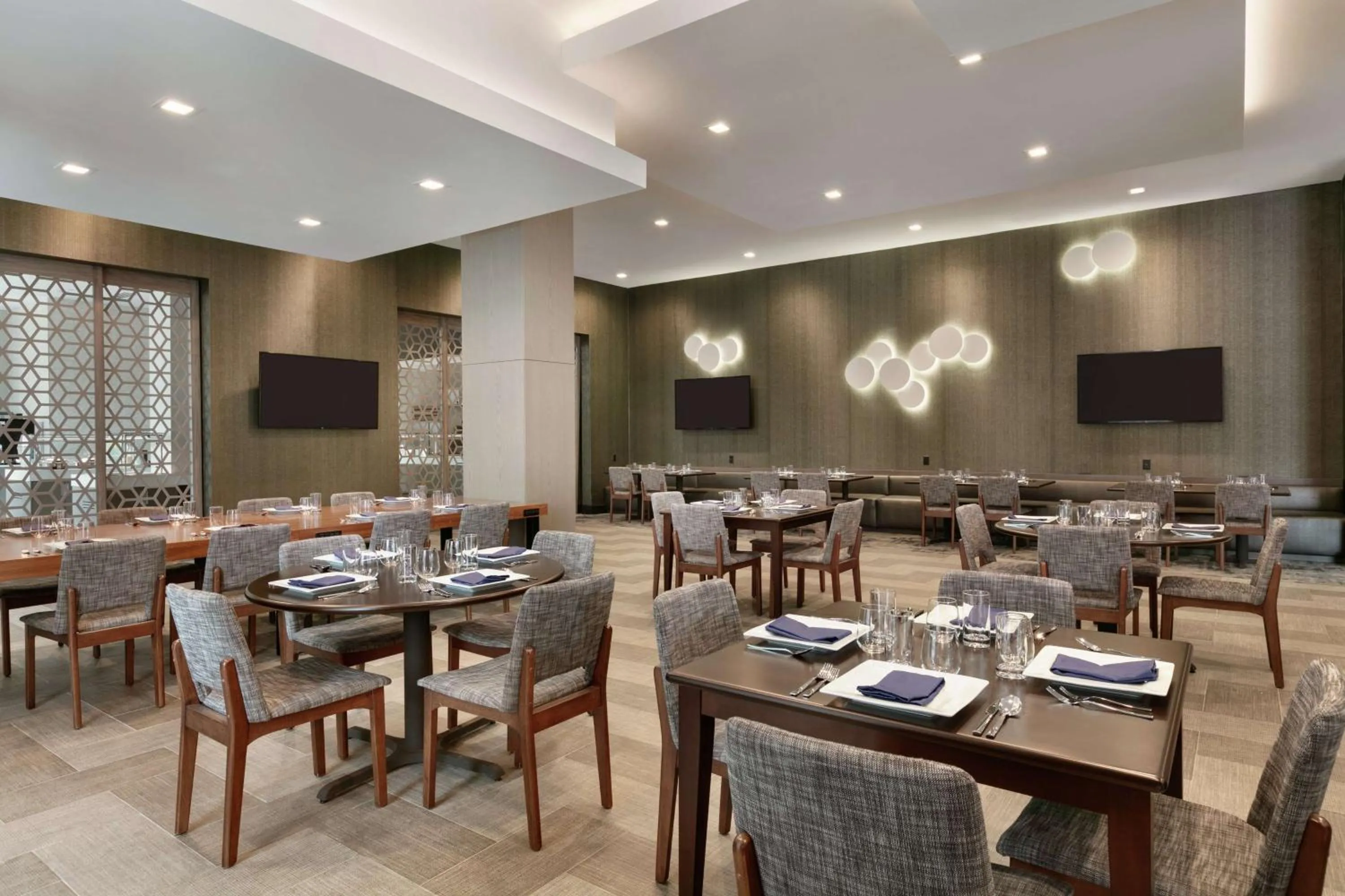 Lounge or bar in Embassy Suites by Hilton Atlanta Midtown