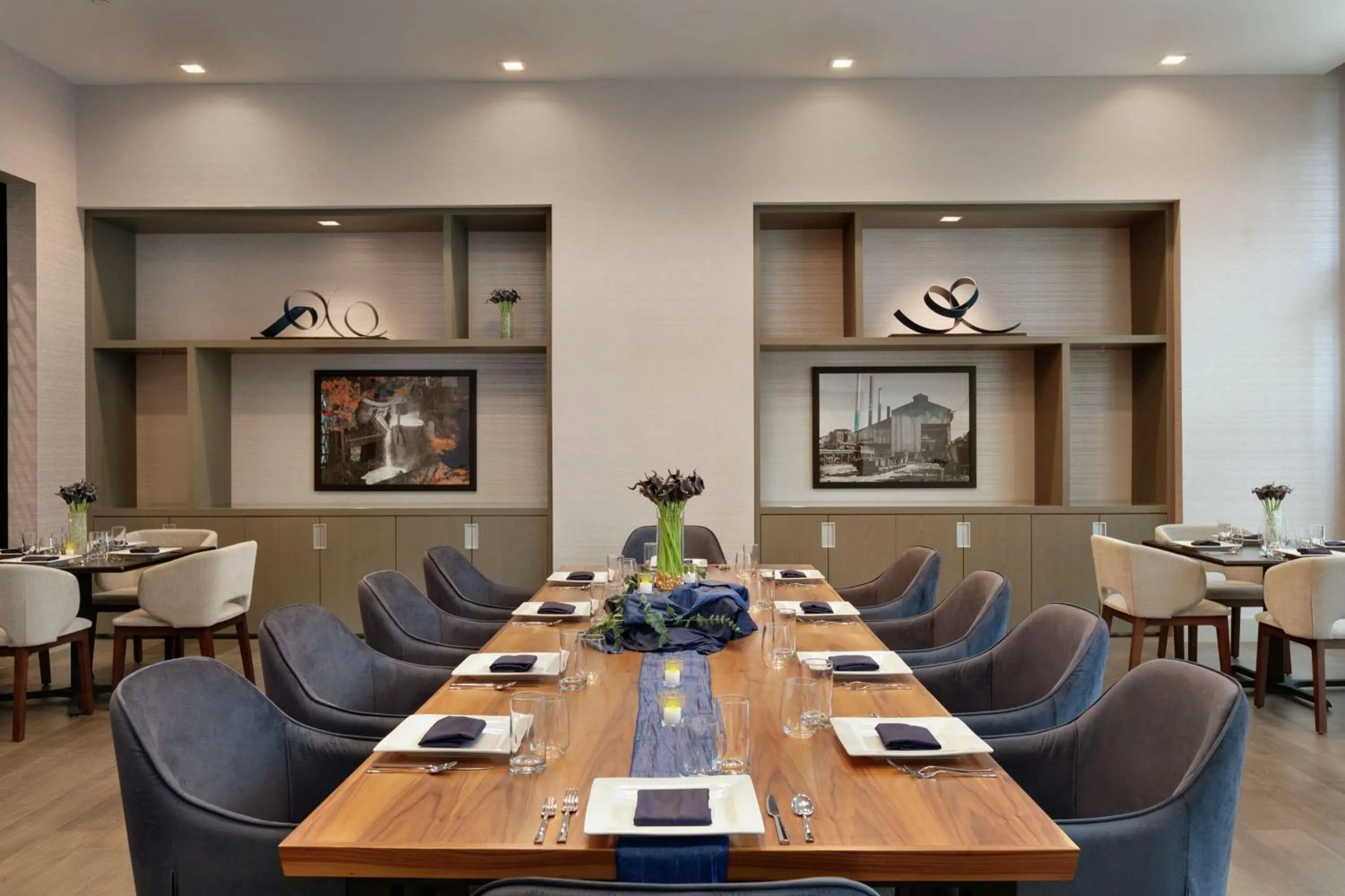 Dining area in Embassy Suites by Hilton Atlanta Midtown