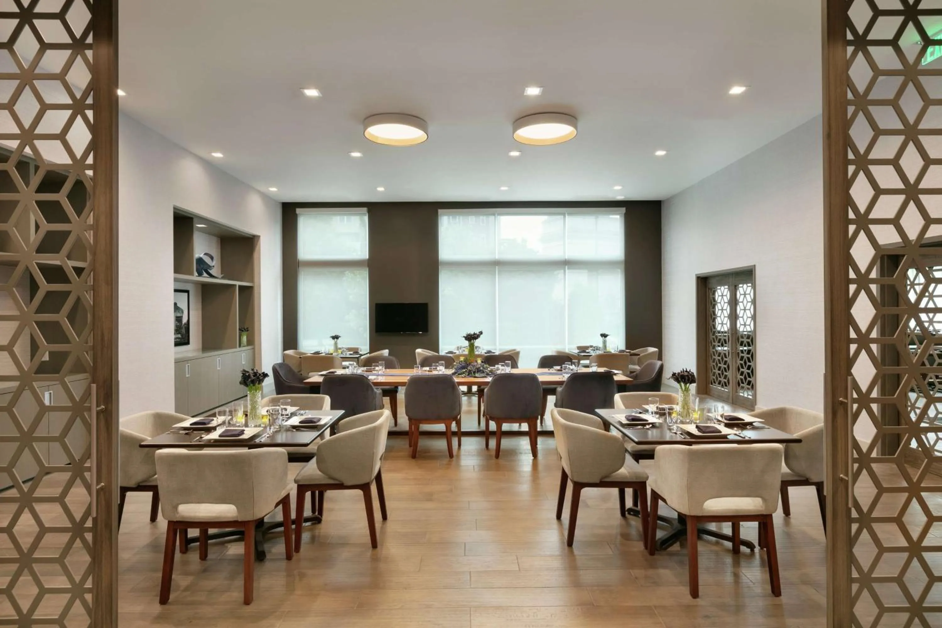 Dining area in Embassy Suites by Hilton Atlanta Midtown