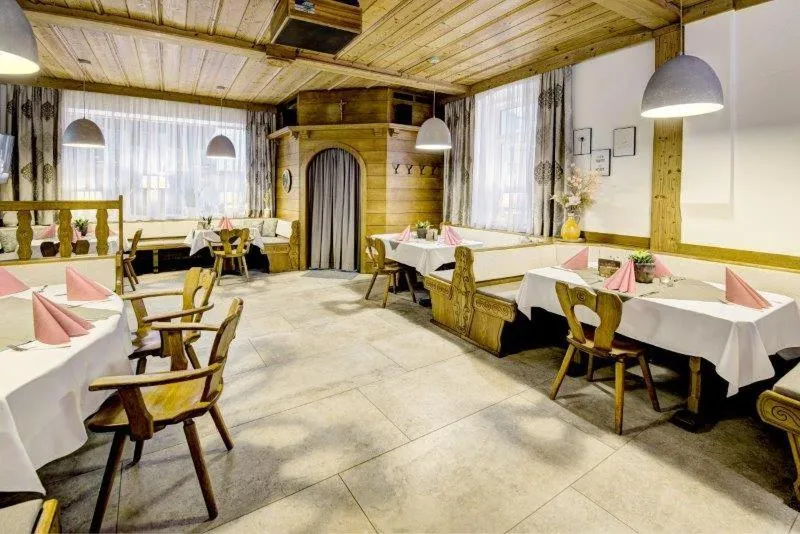 Restaurant/places to eat in Hotel Alexandra