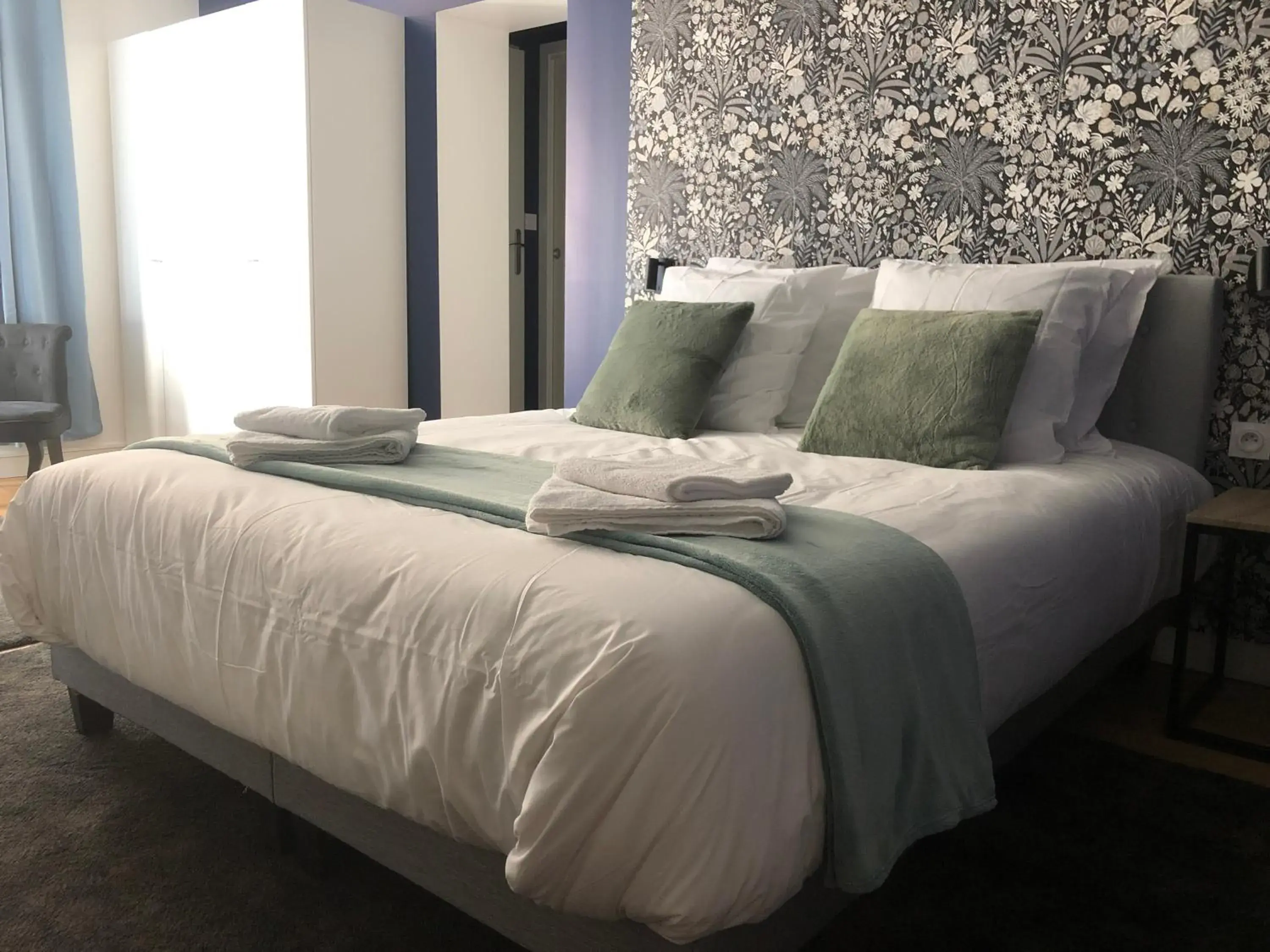 Queen Room - single occupancy in Hotel restaurant LA PLACE Queen Room - single occupancy in Hotel restaurant LA PLACE