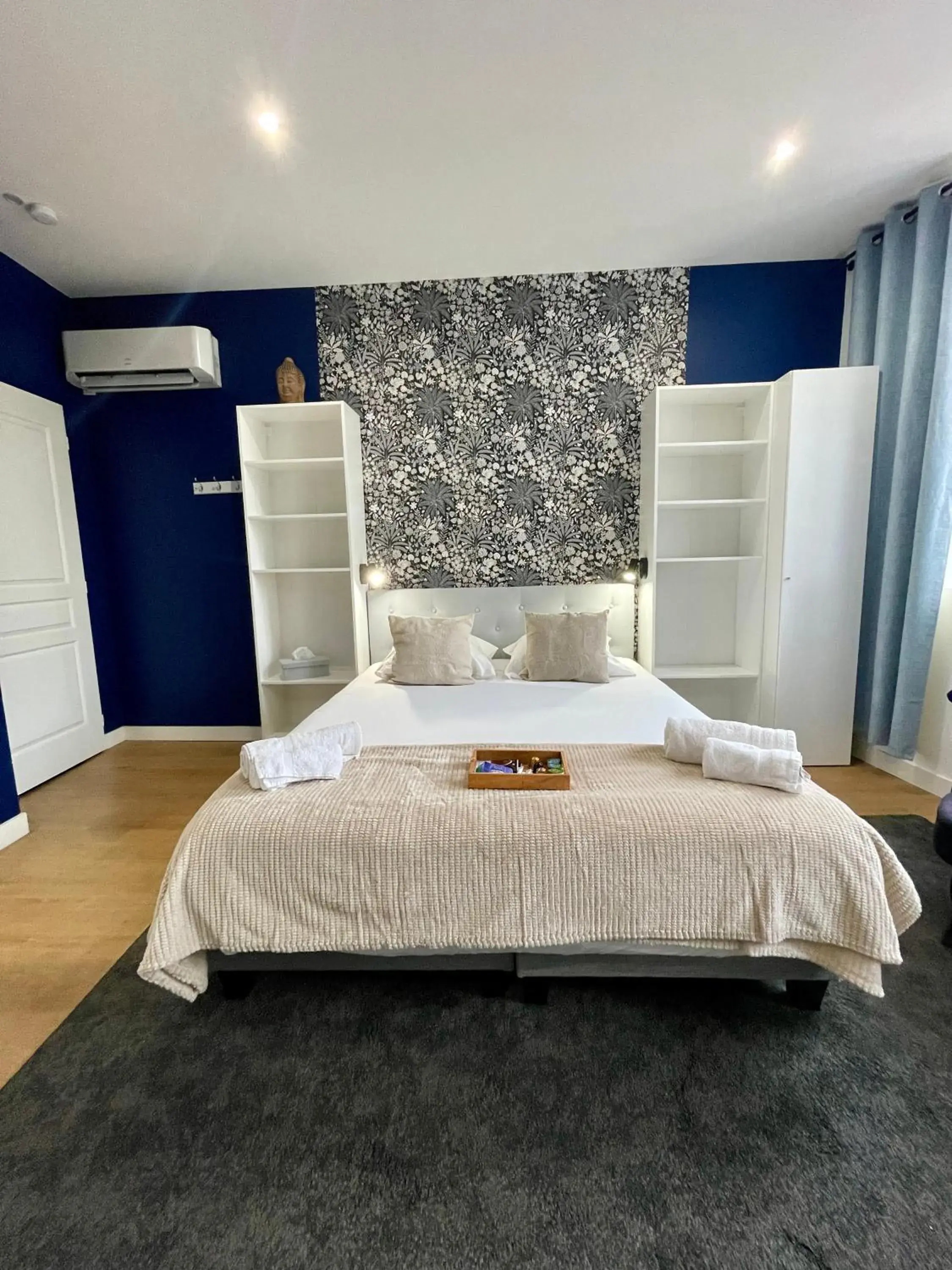 Deluxe Queen Room - single occupancy in Hotel LA PLACE Deluxe Queen Room - single occupancy in Hotel LA PLACE