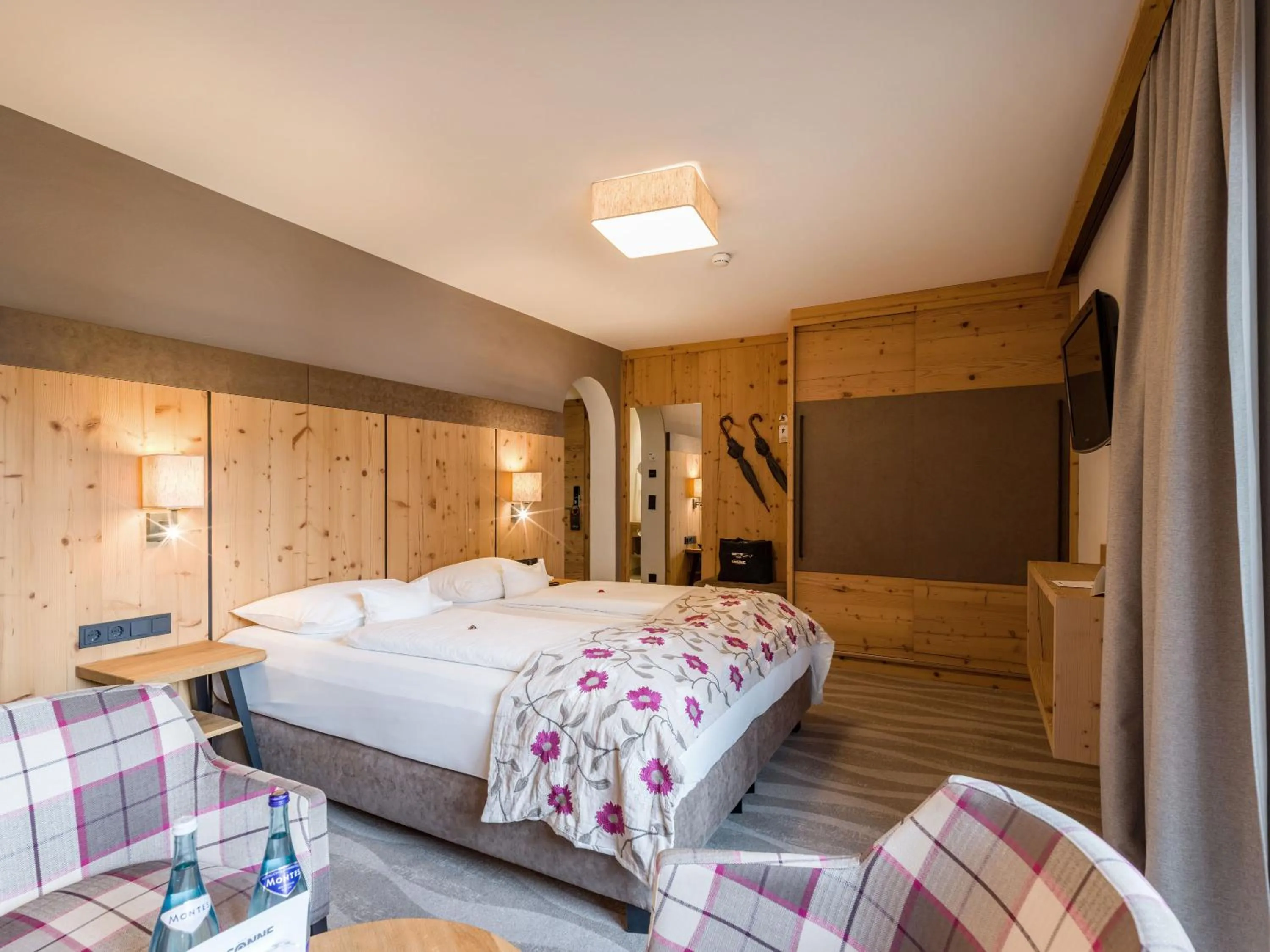 Photo of the whole room, Bed in Hotel & Spa Sonne 4 Sterne Superior