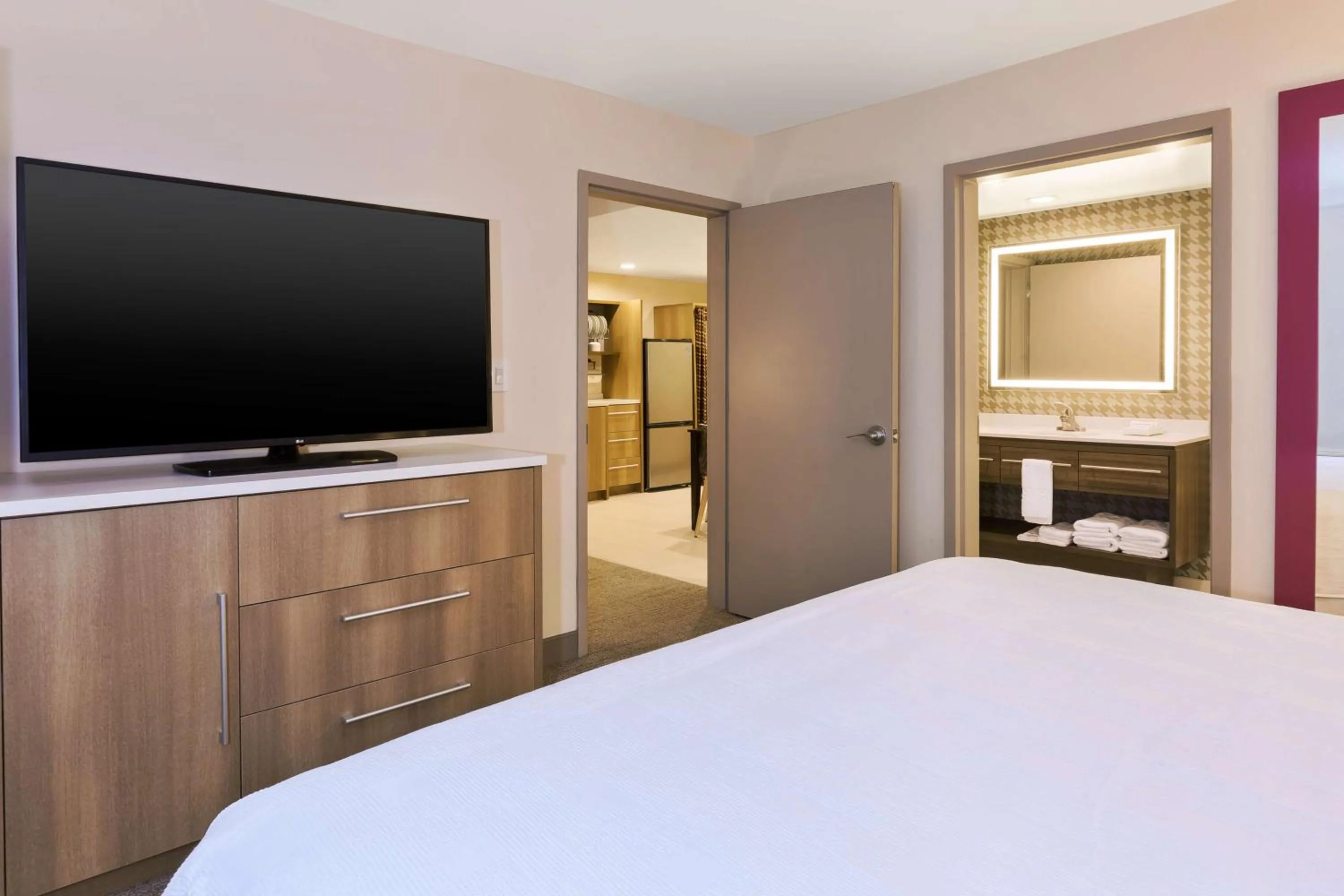 Bedroom, Bed in Home2 Suites Wilmington