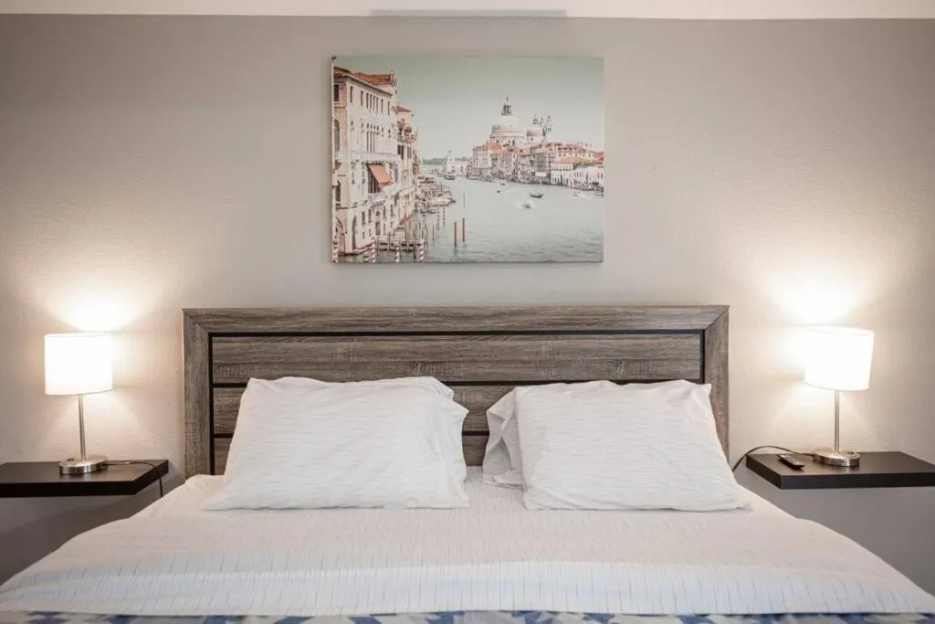 Bed in Gorgeous Las Vegas home with RV parking