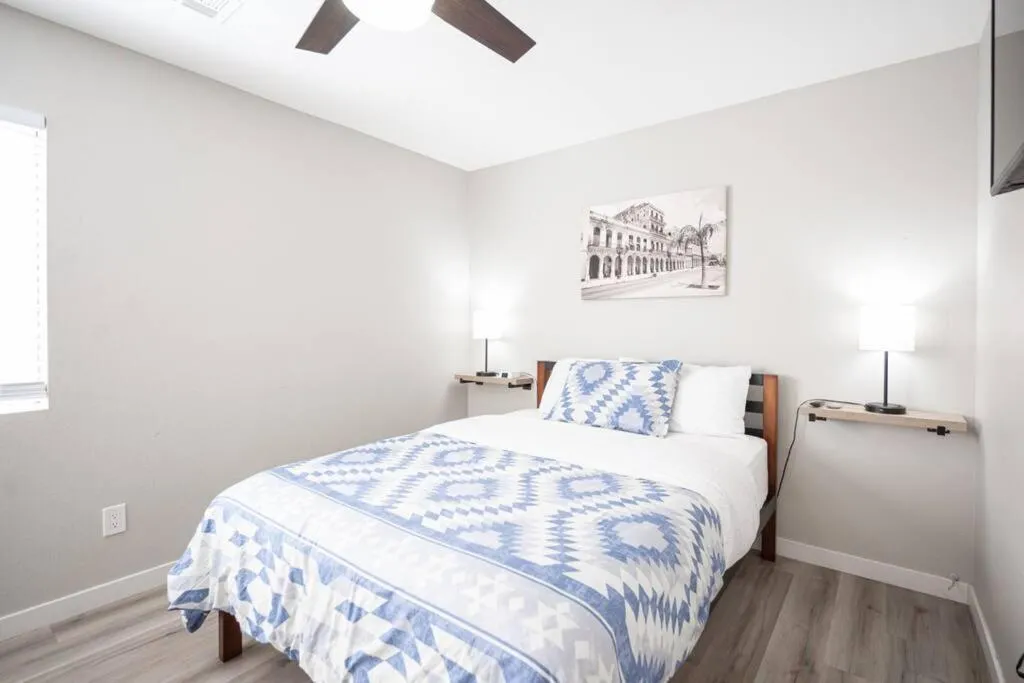 Bed in Gorgeous Las Vegas home with RV parking