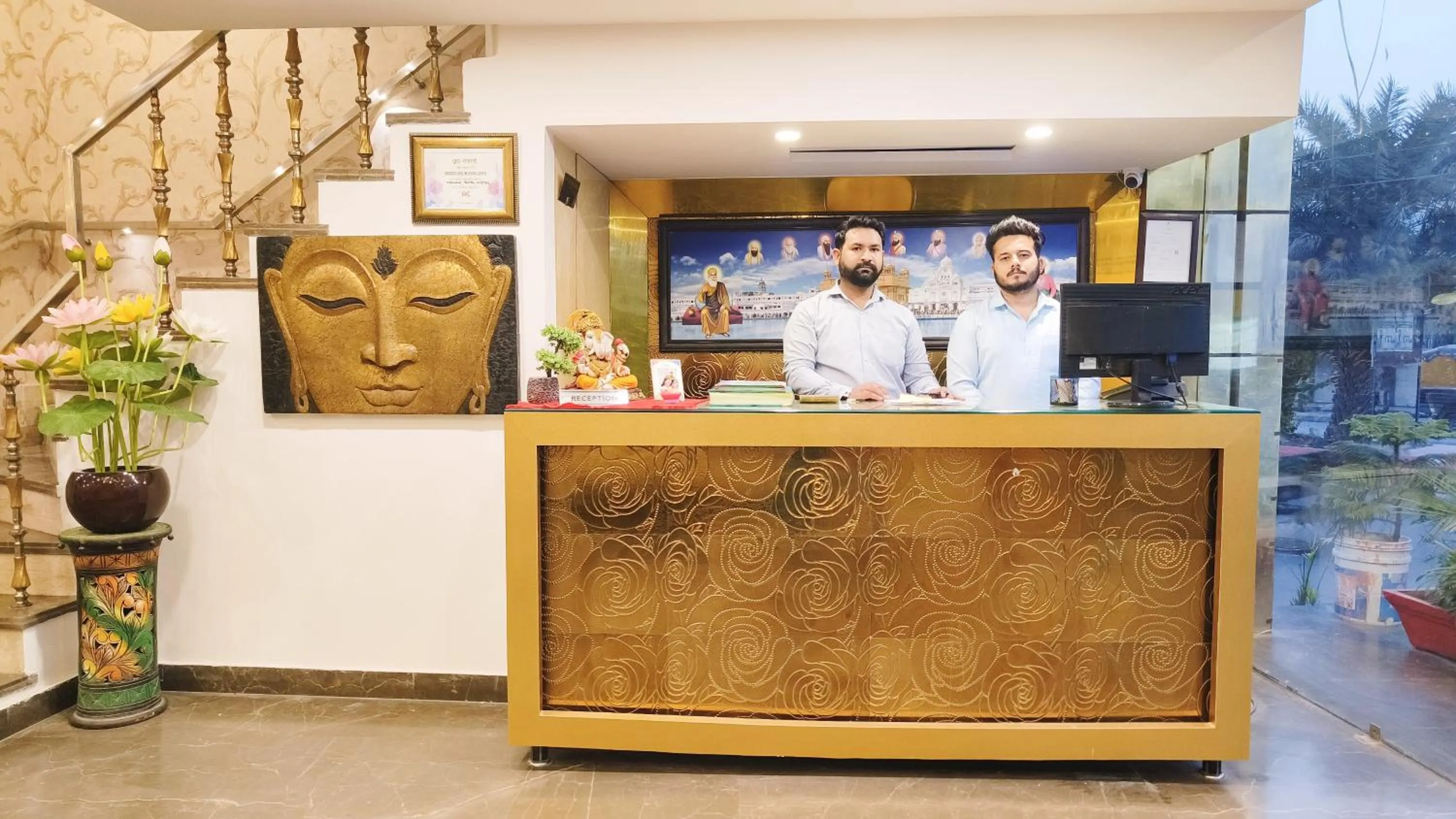 Staff in Crestline Sallow Club