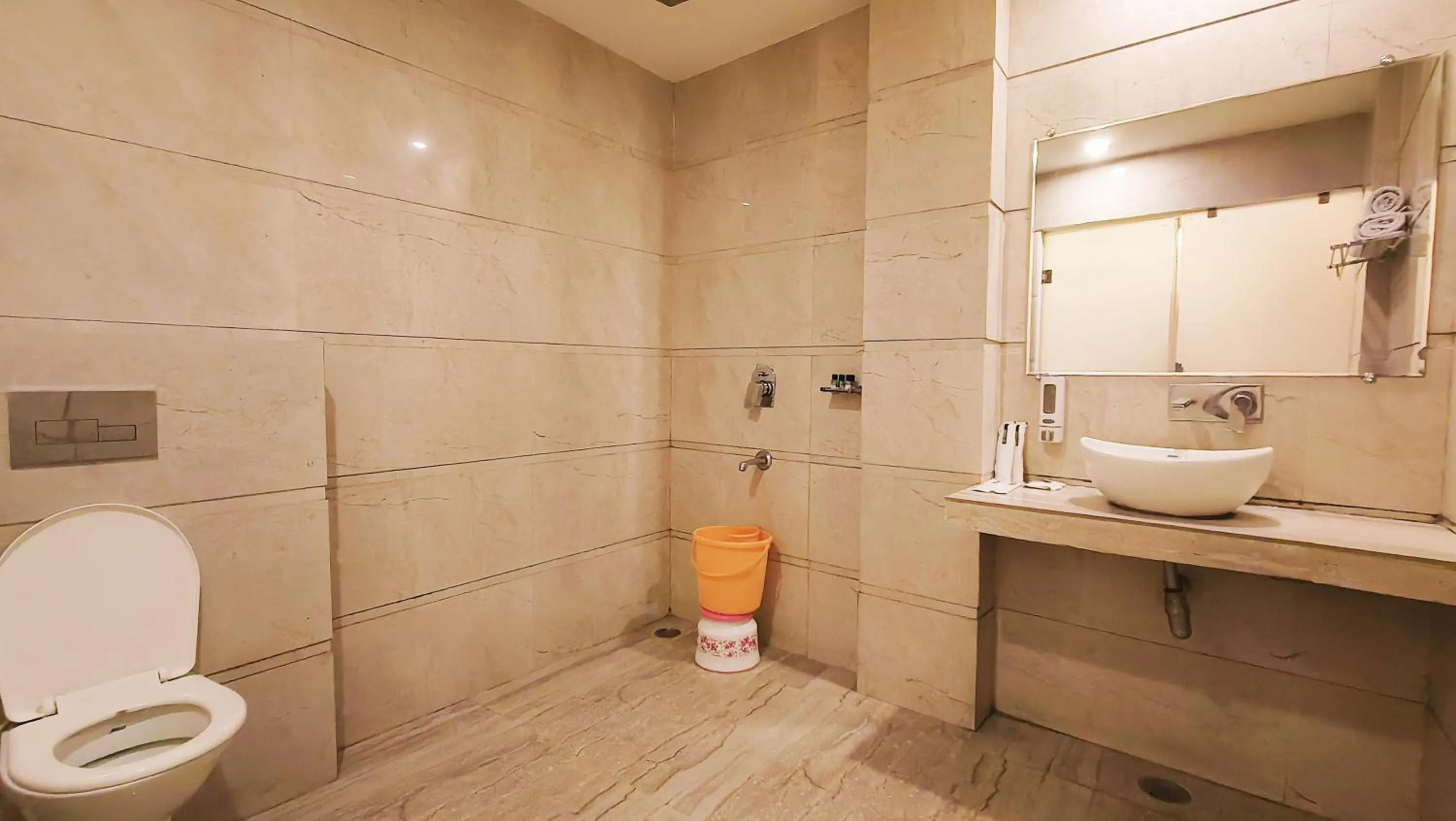 Shower in Crestline Sallow Club