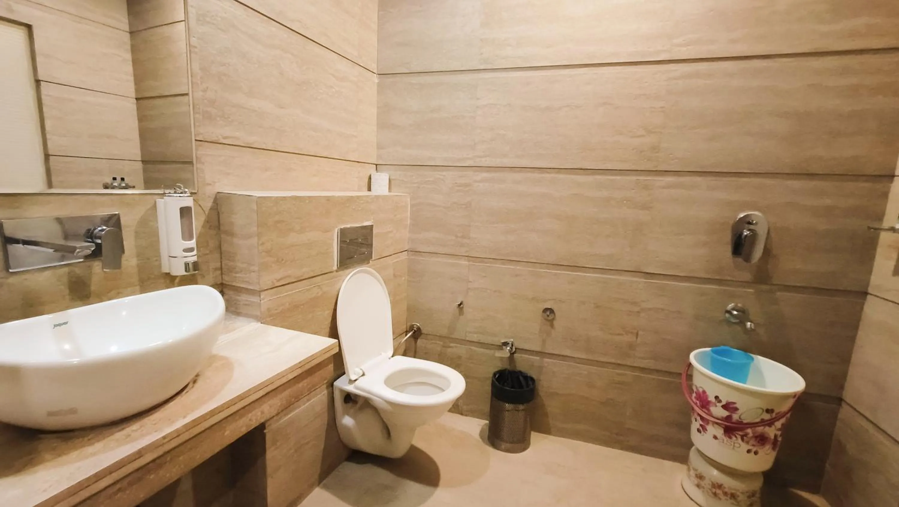 Shower in Crestline Sallow Club