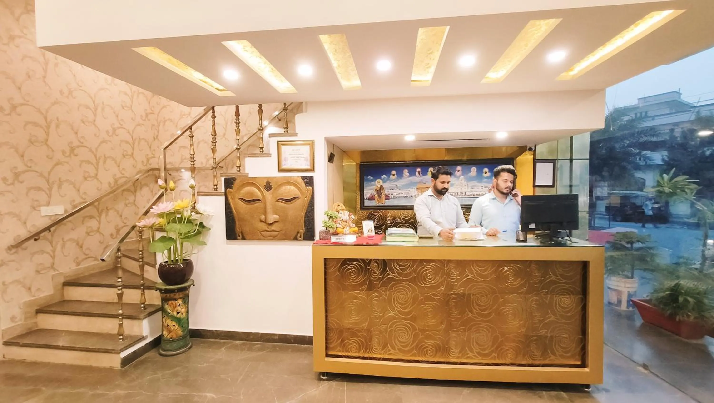 Staff in Crestline Sallow Club