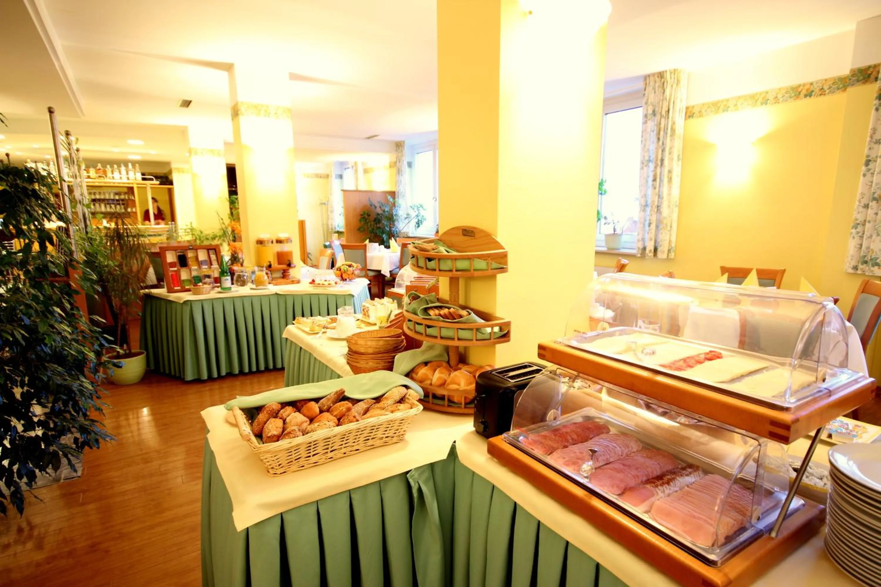 Buffet breakfast in Carinthia Stadthotel