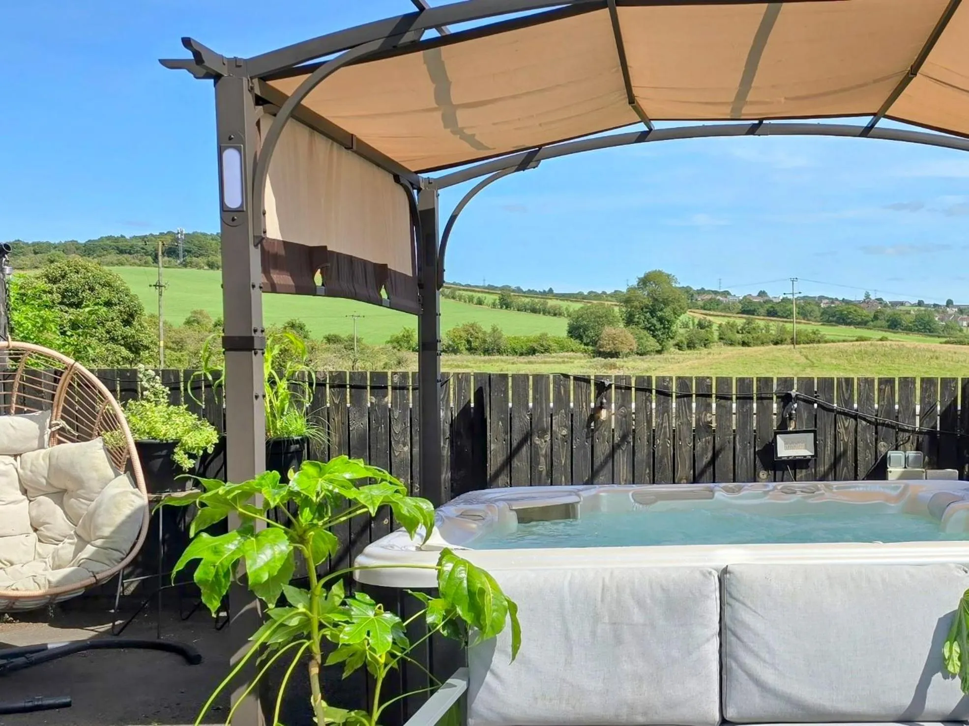 The Green Monkey Lux Suite at The Grumpy Schnauzer B&B Private Hot Tub, Gym, Breakfast, Stunning!
