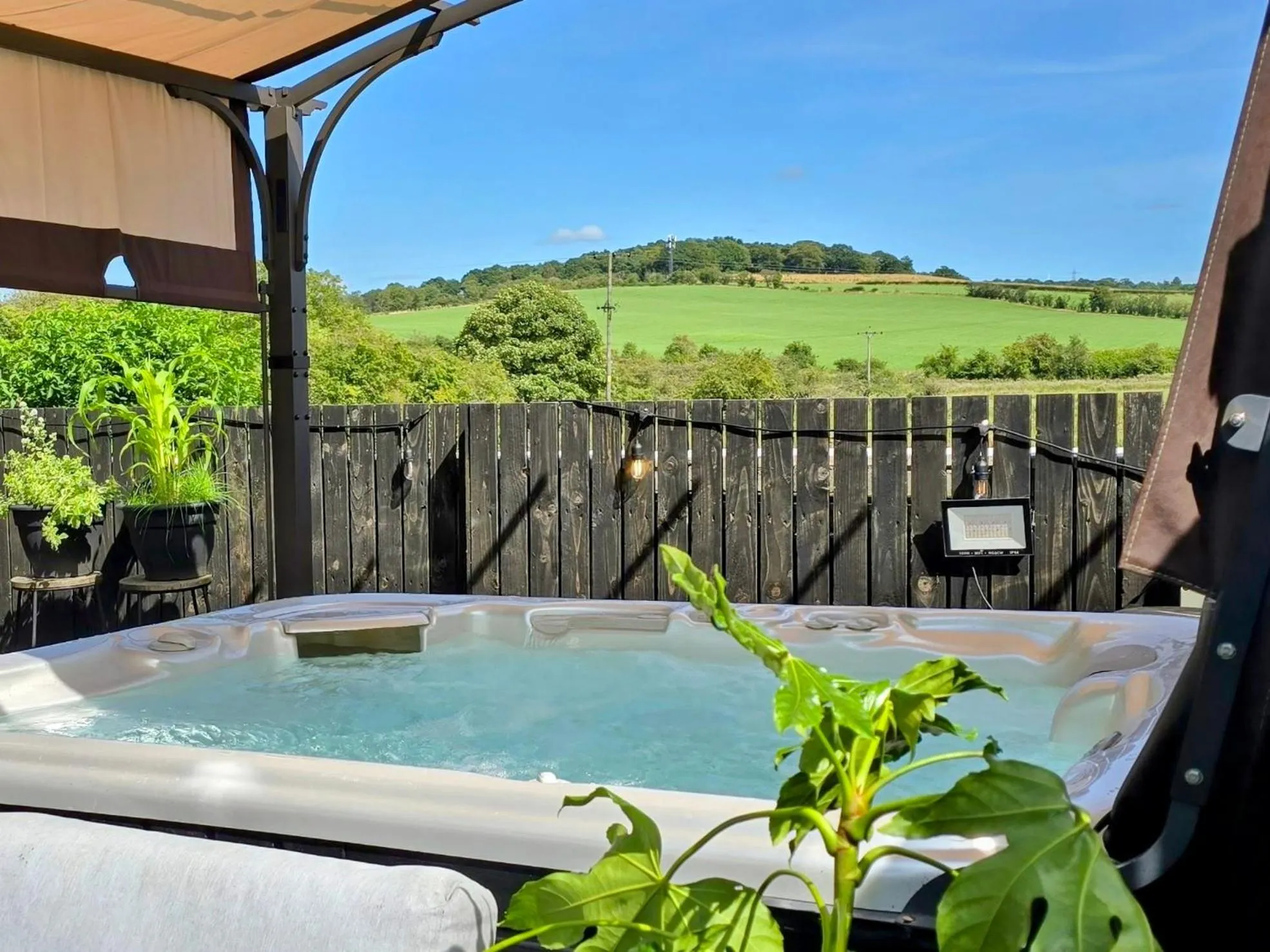 The Green Monkey Lux Suite at The Grumpy Schnauzer B&B Private Hot Tub, Gym, Breakfast, Stunning!