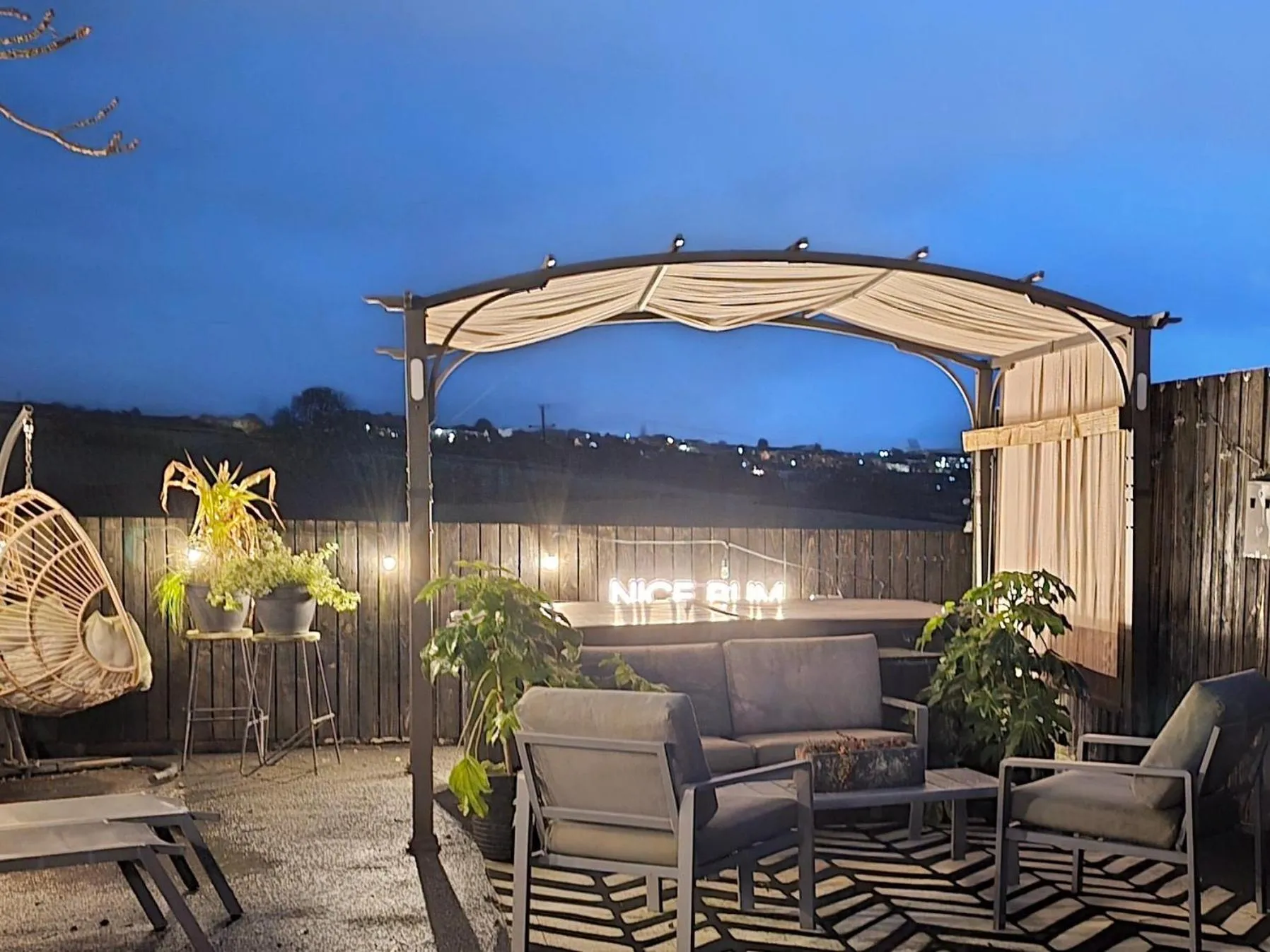 The Green Monkey Lux Suite at The Grumpy Schnauzer B&B Private Hot Tub, Gym, Breakfast, Stunning!