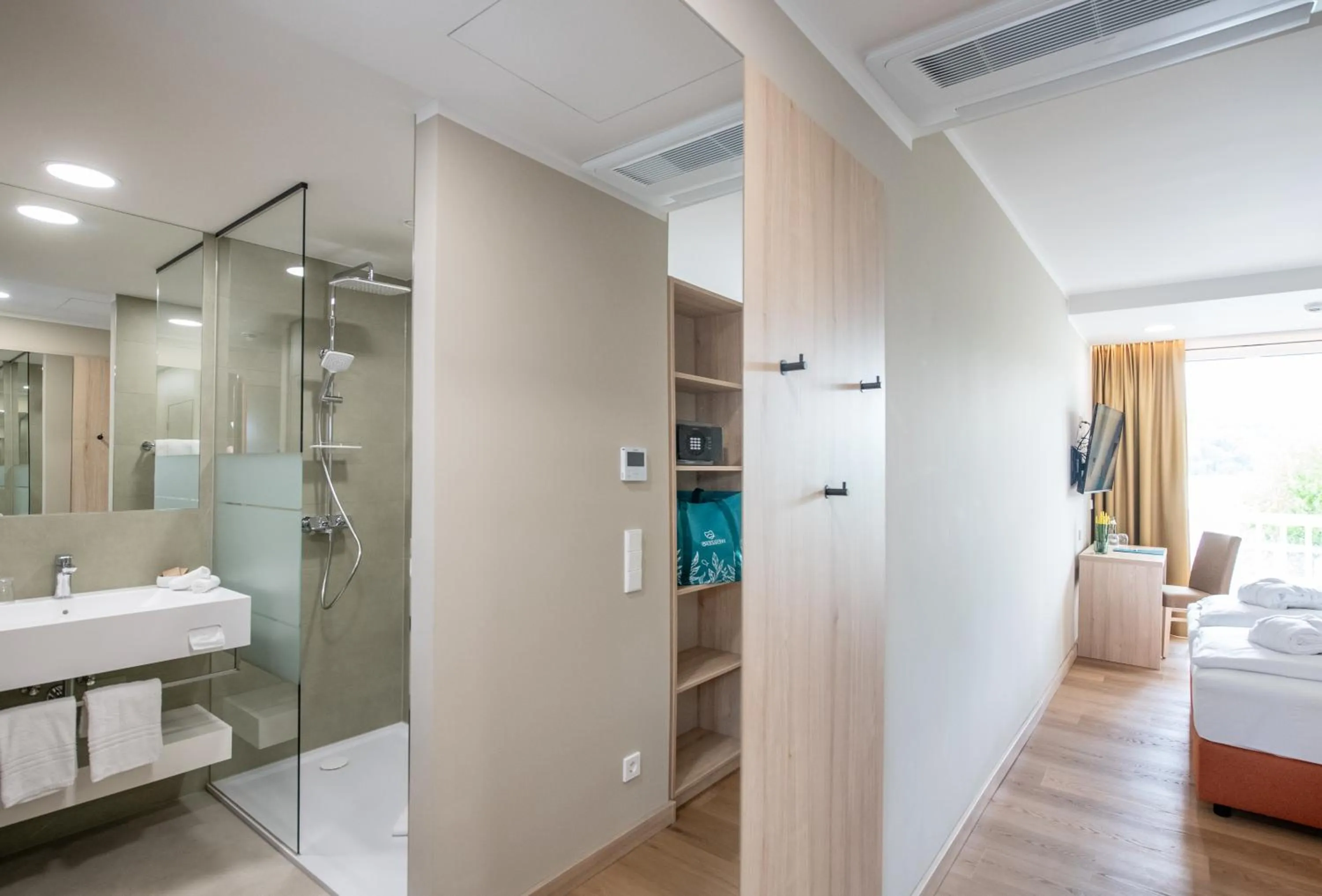 Shower, Bed in Werzers Seehotel Wallerwirt