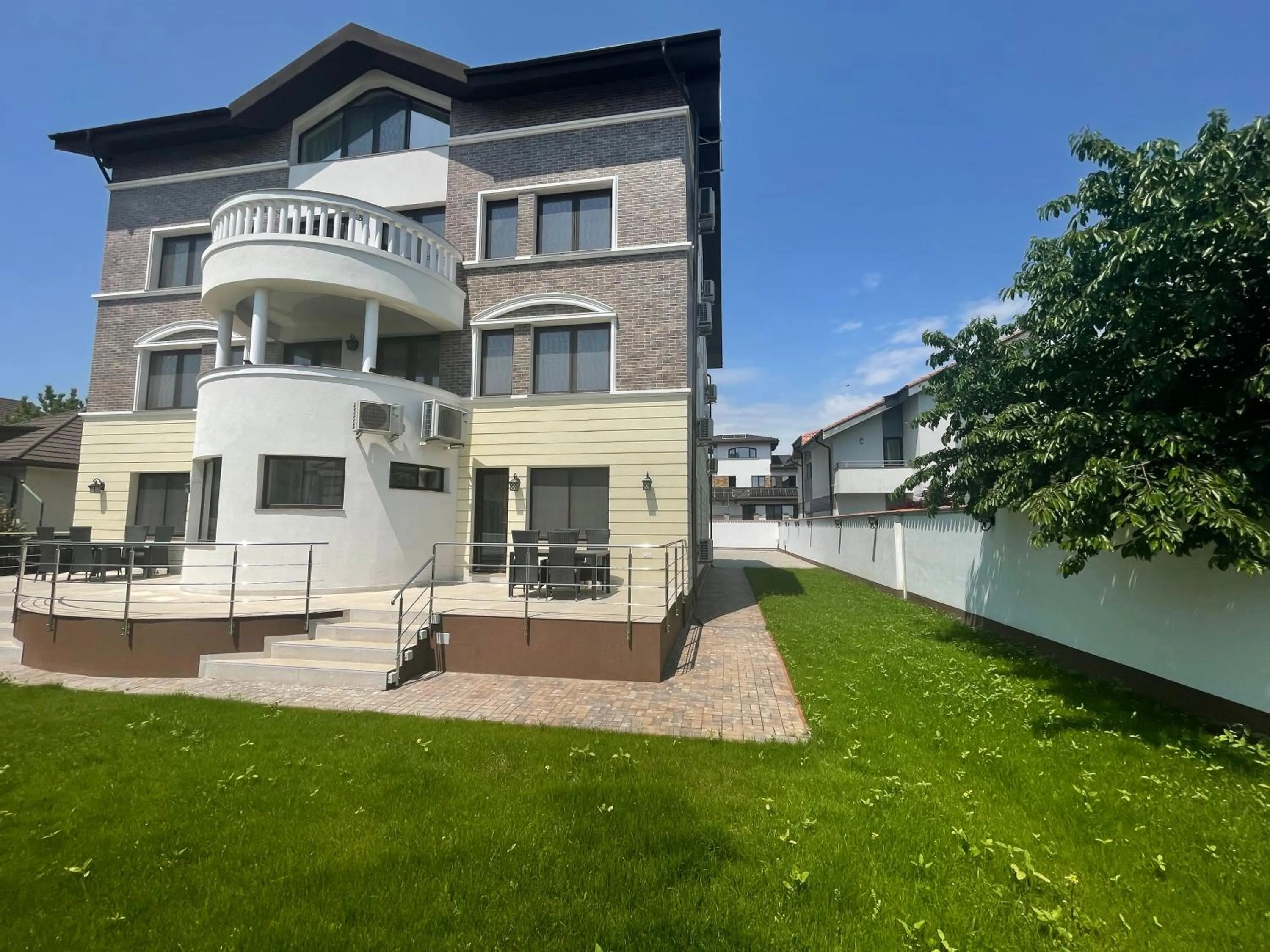 Property building in Iarca Inn