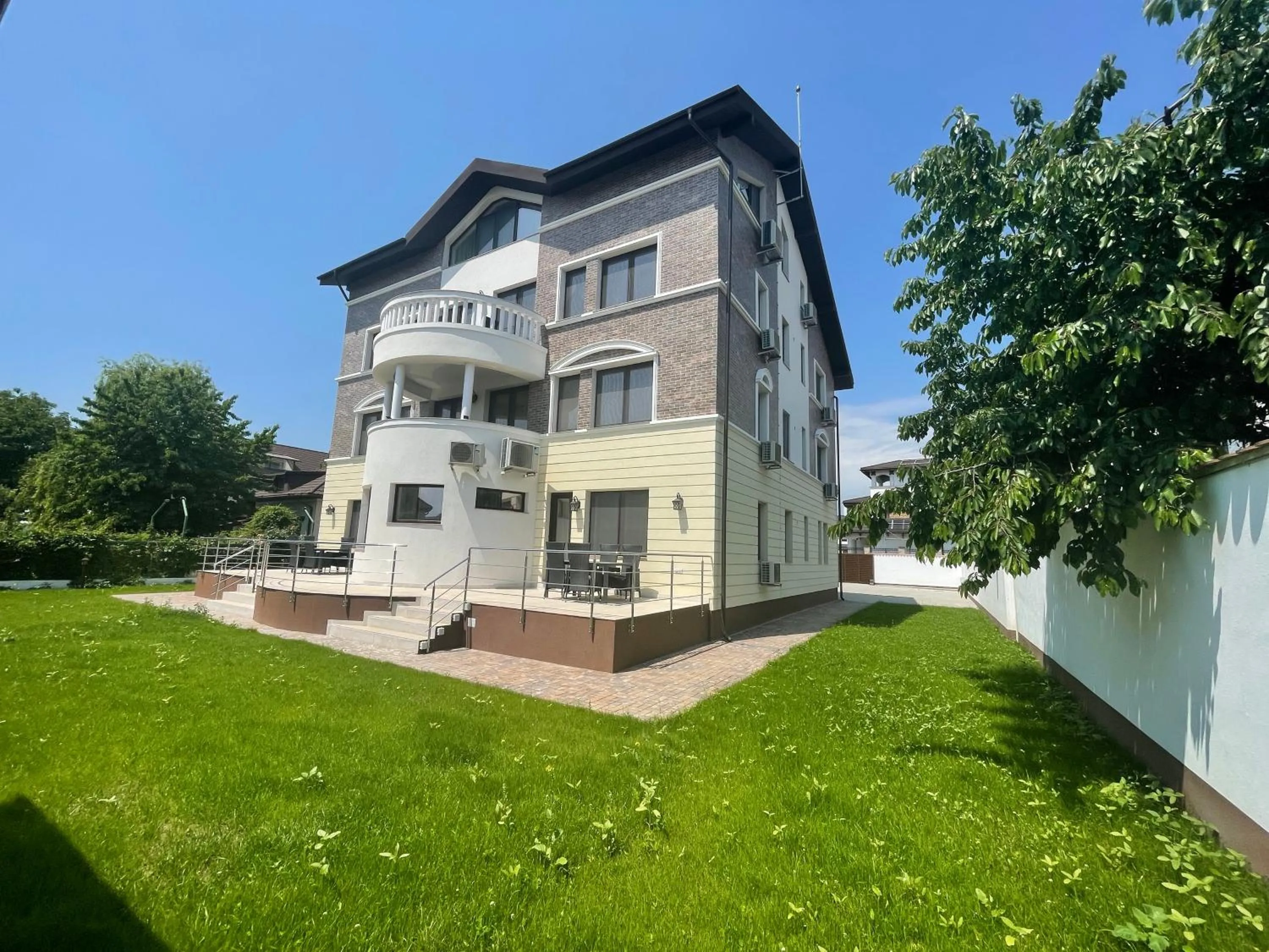 Property building in Iarca Inn