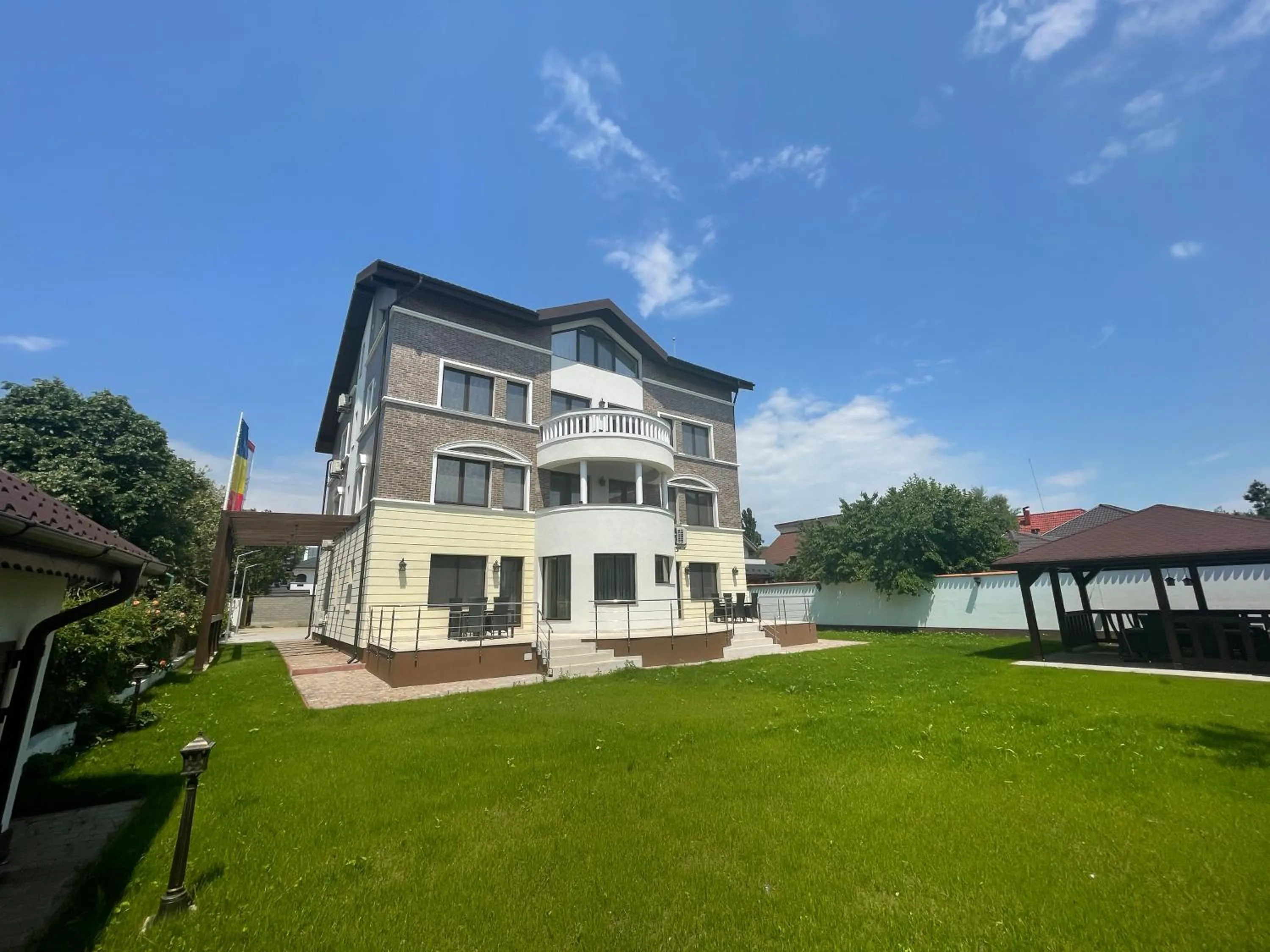 Property building in Iarca Inn