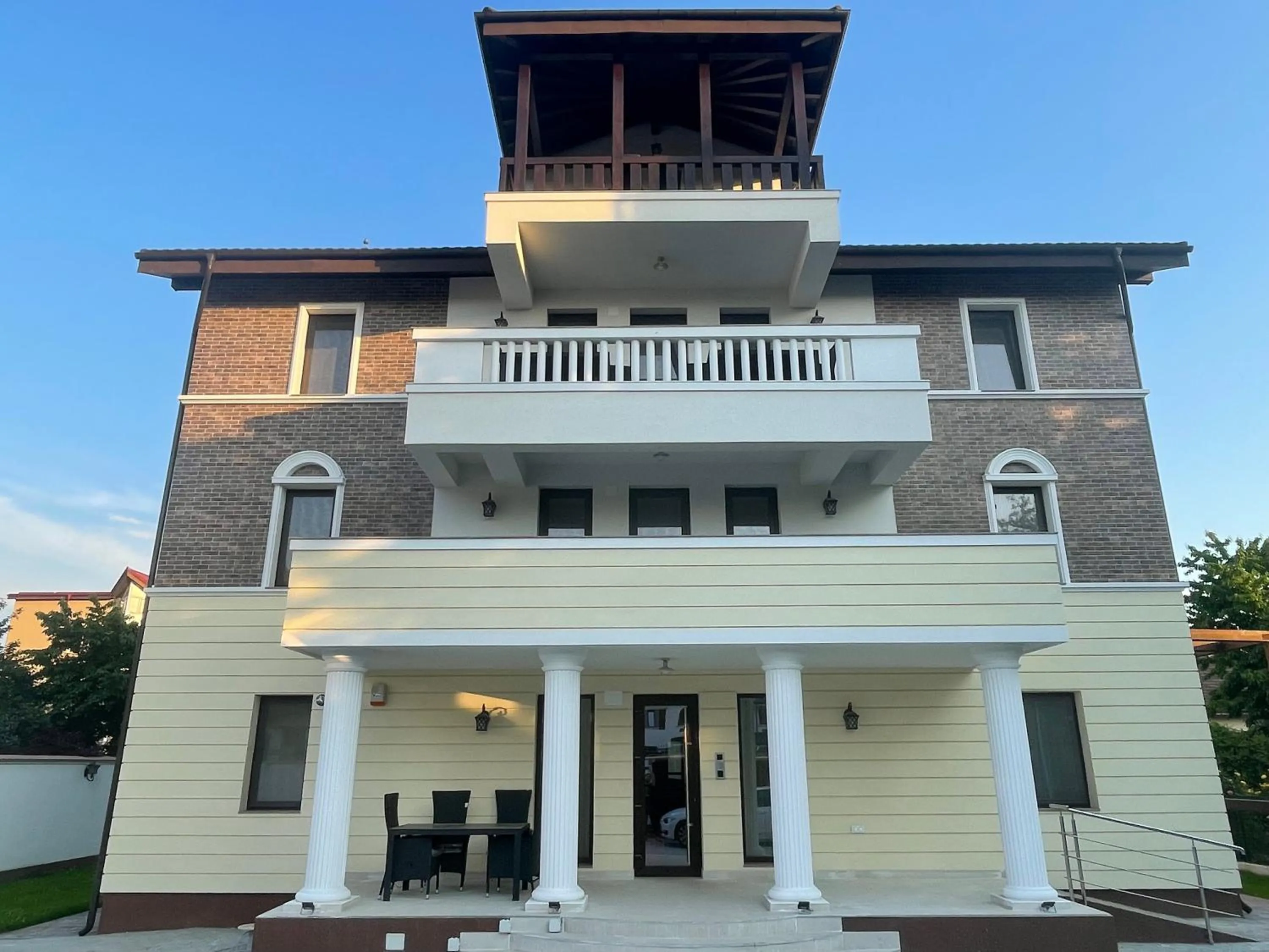 Property building in Iarca Inn