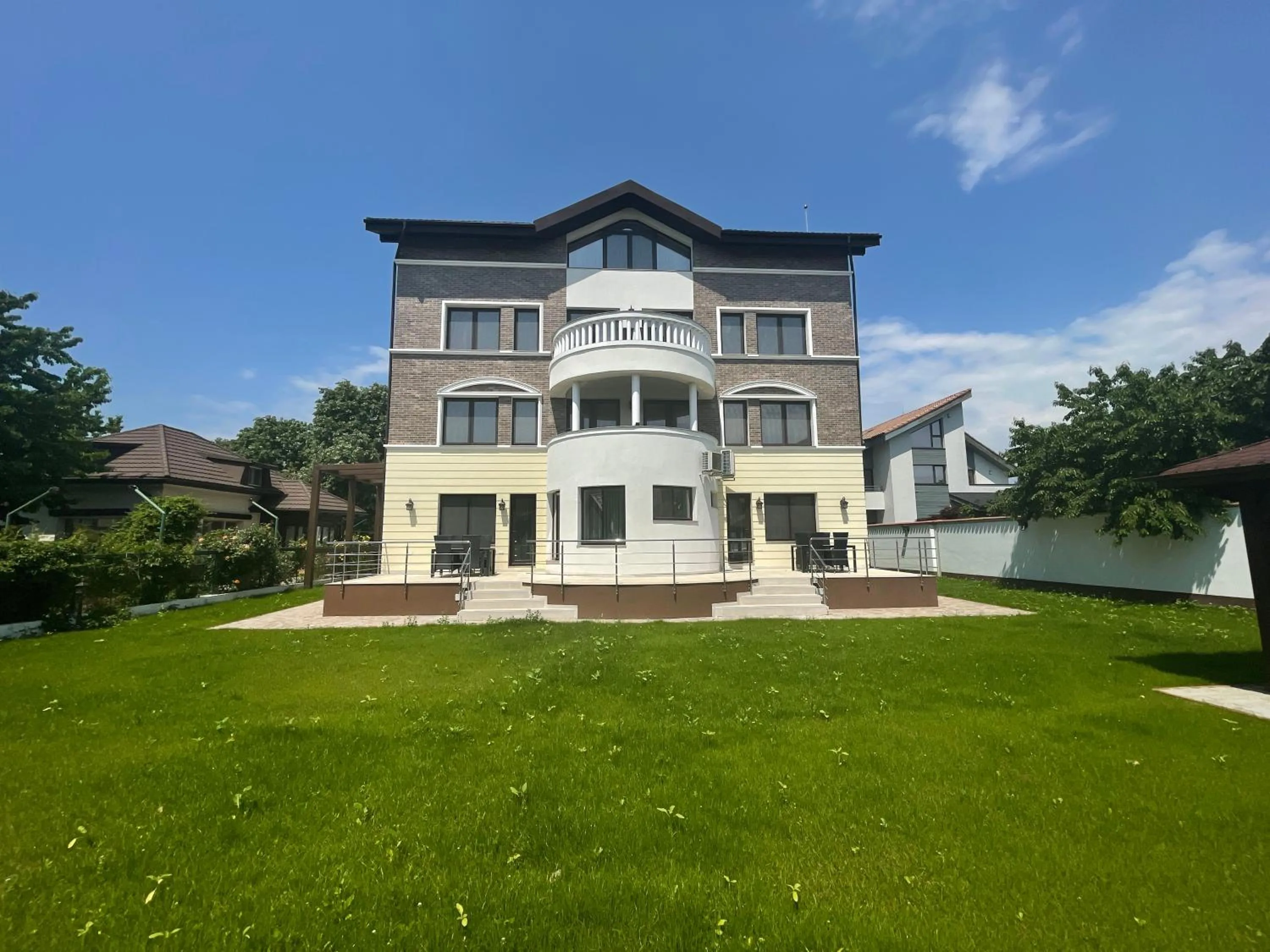 Property building in Iarca Inn