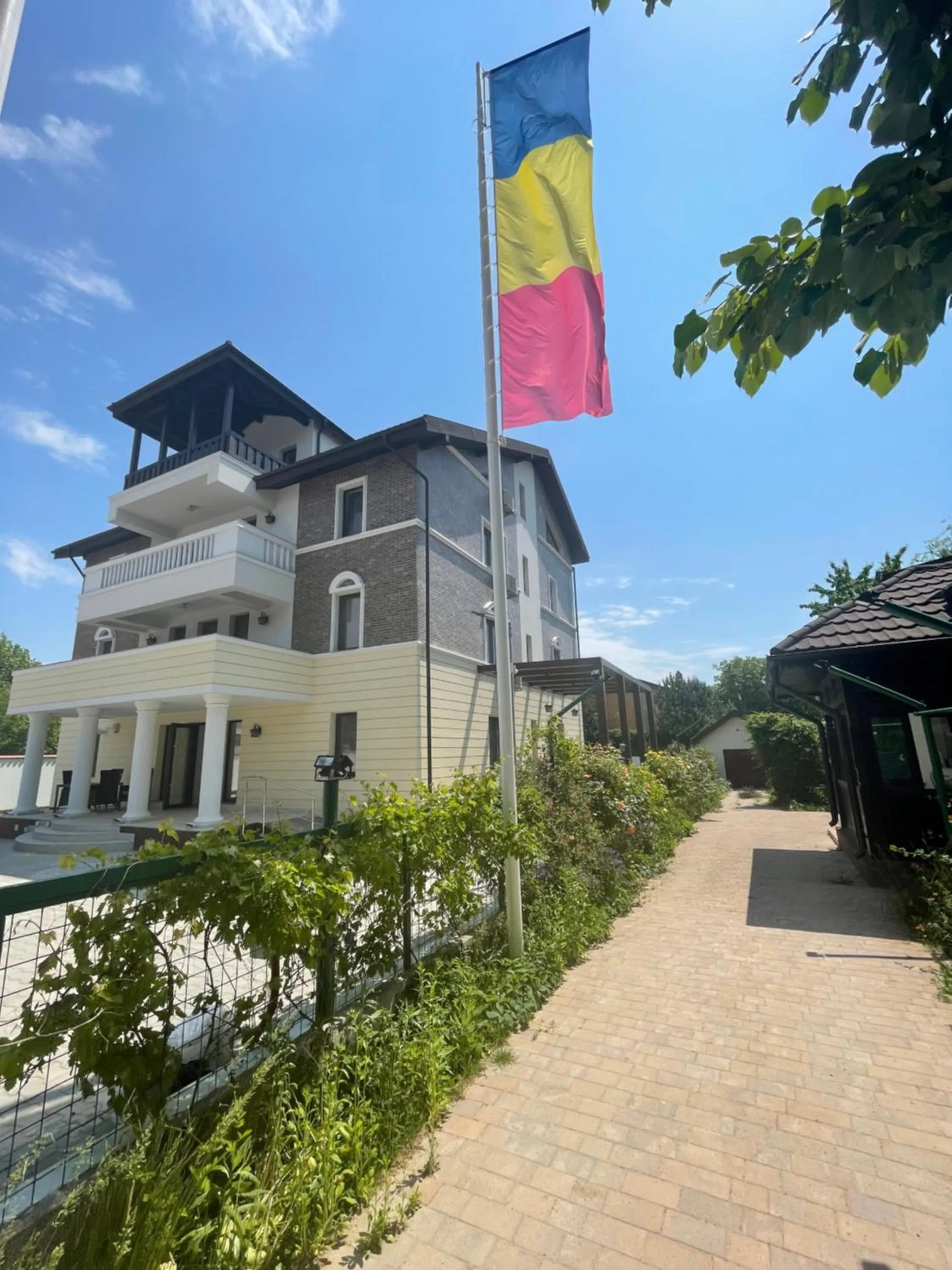 Property building in Iarca Inn