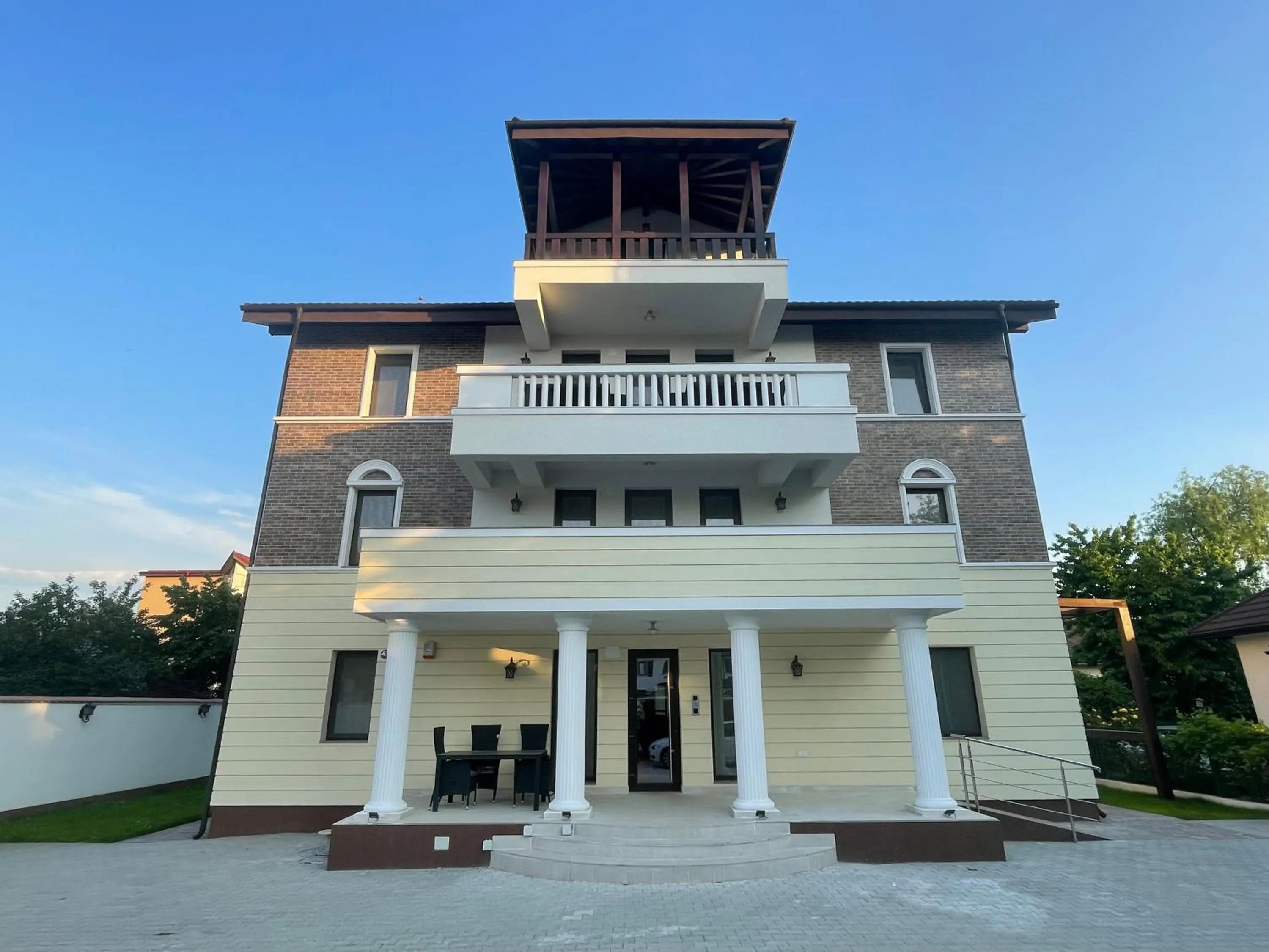 Property building in Iarca Inn