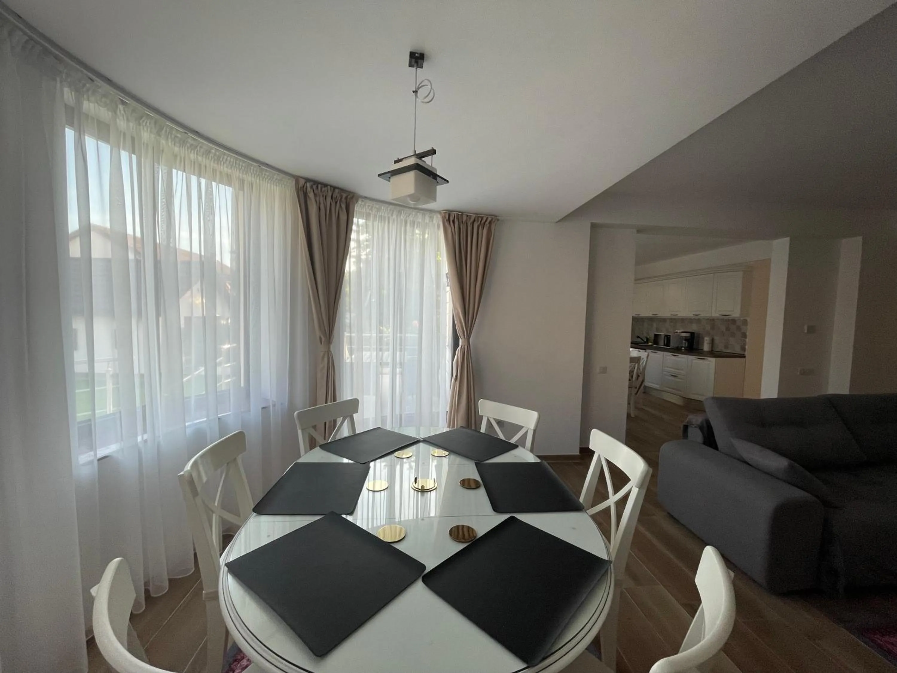 Dining area in Iarca Inn