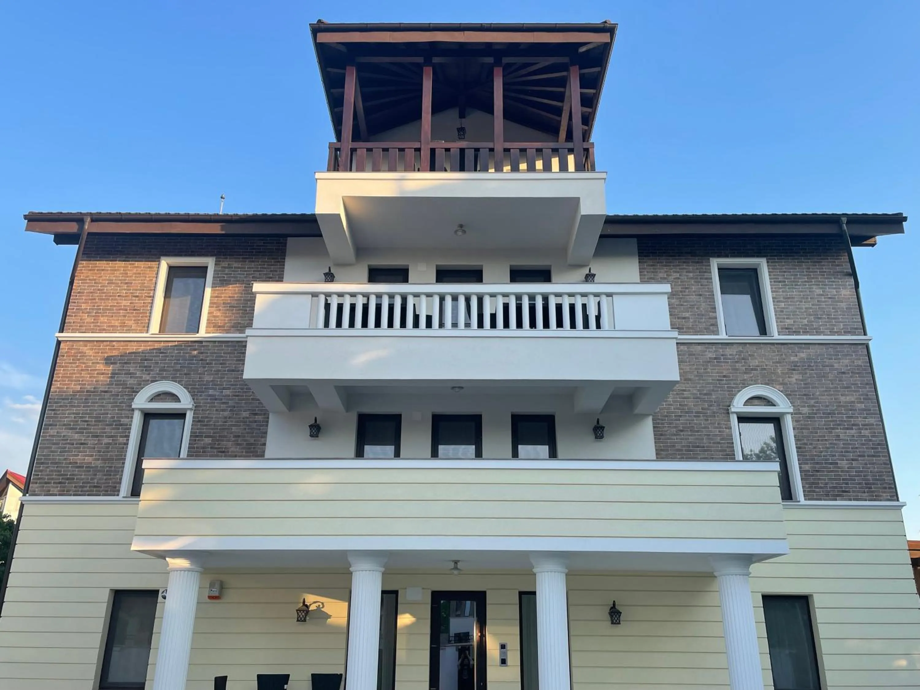 Property building in Iarca Inn