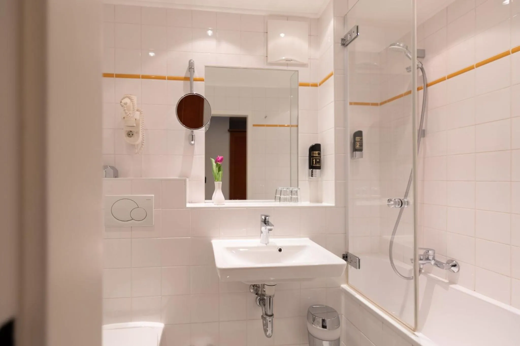 Shower in Garner Hotel Vienna - Prinz Eugen by IHG