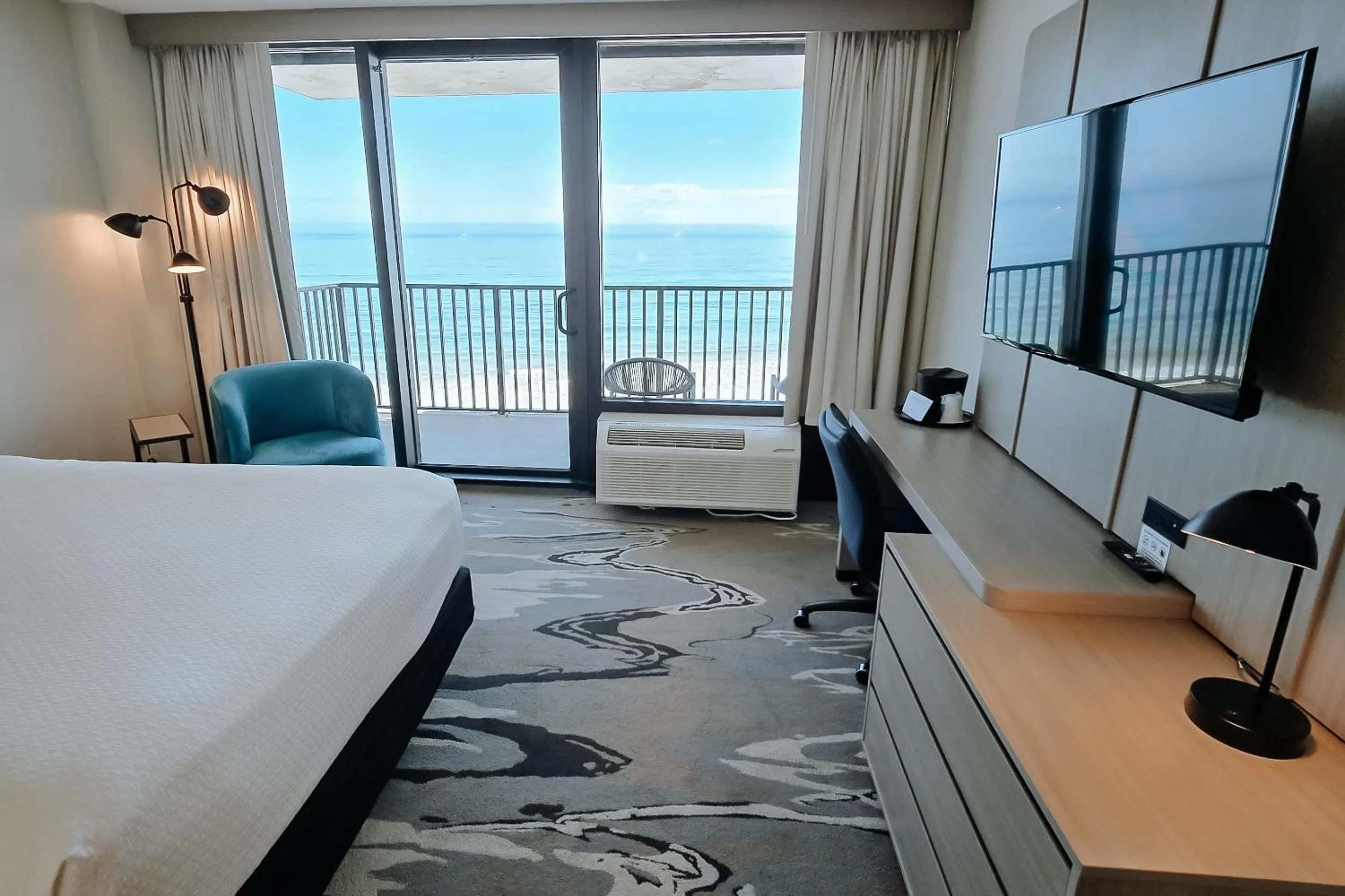 Balcony/Terrace, Bed in Nautilus Inn - Daytona Beach