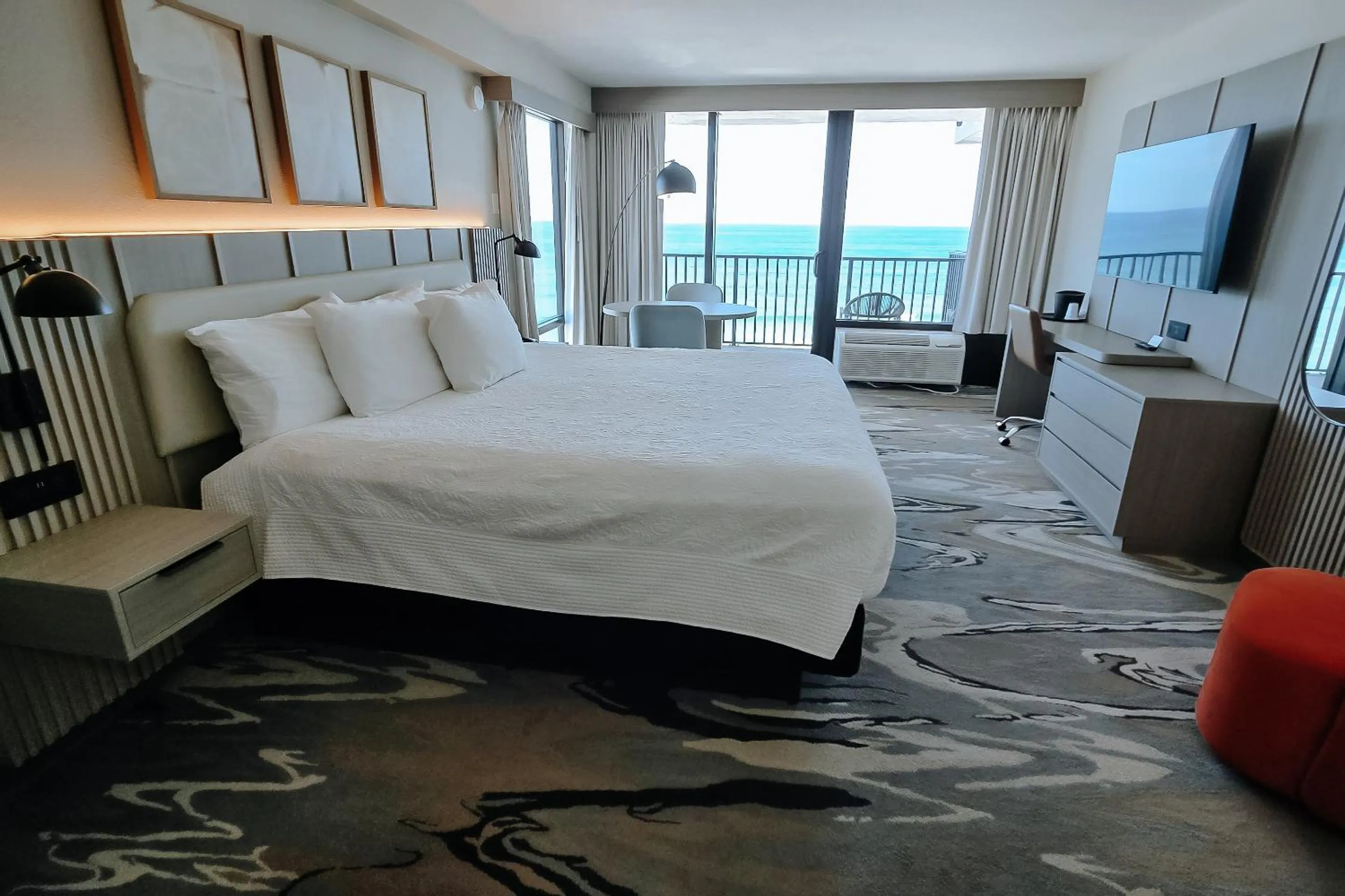 Bed in Nautilus Inn - Daytona Beach