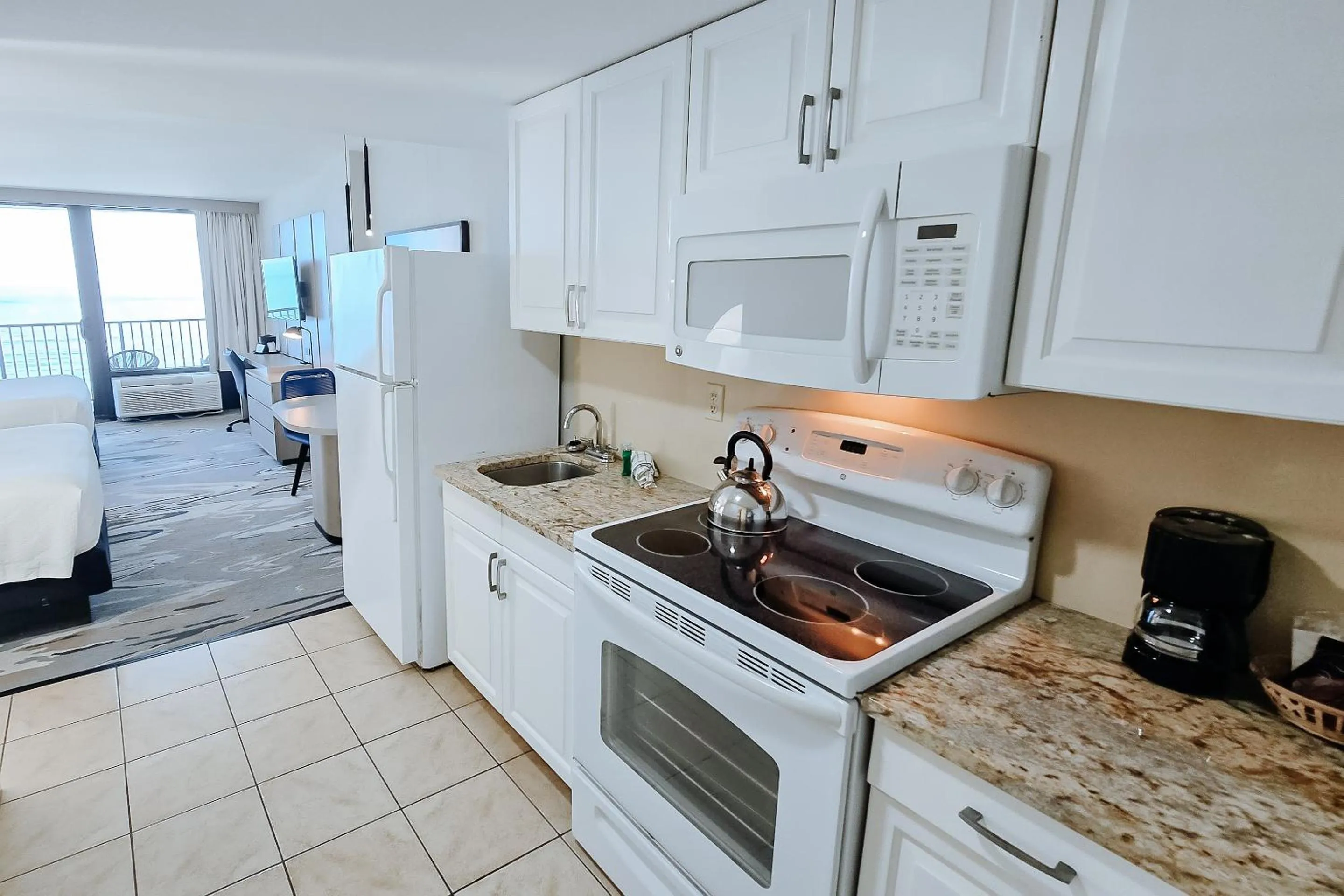 Kitchen or kitchenette in Nautilus Inn - Daytona Beach