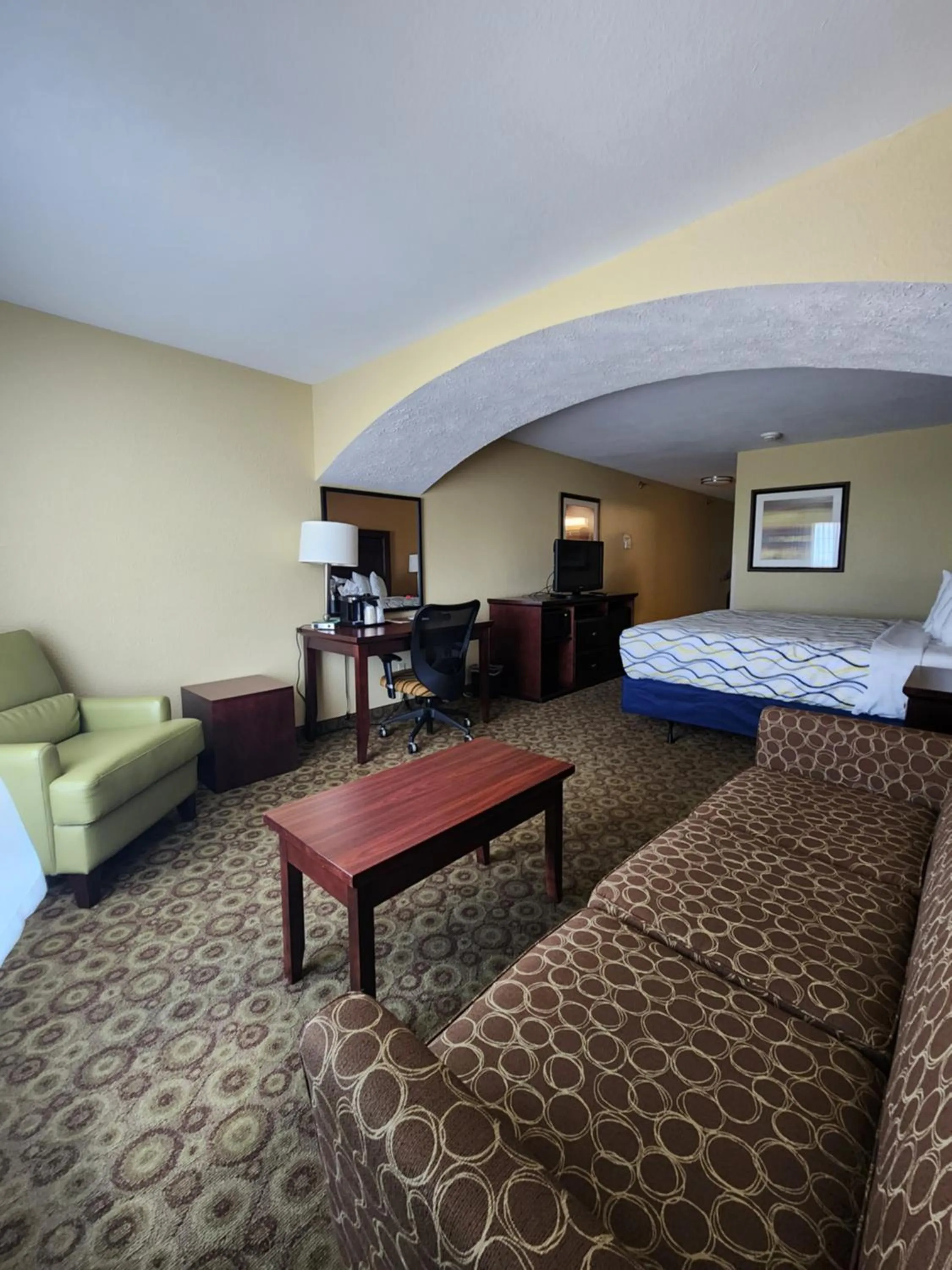 Living room, Bed in Highland Suites Minot