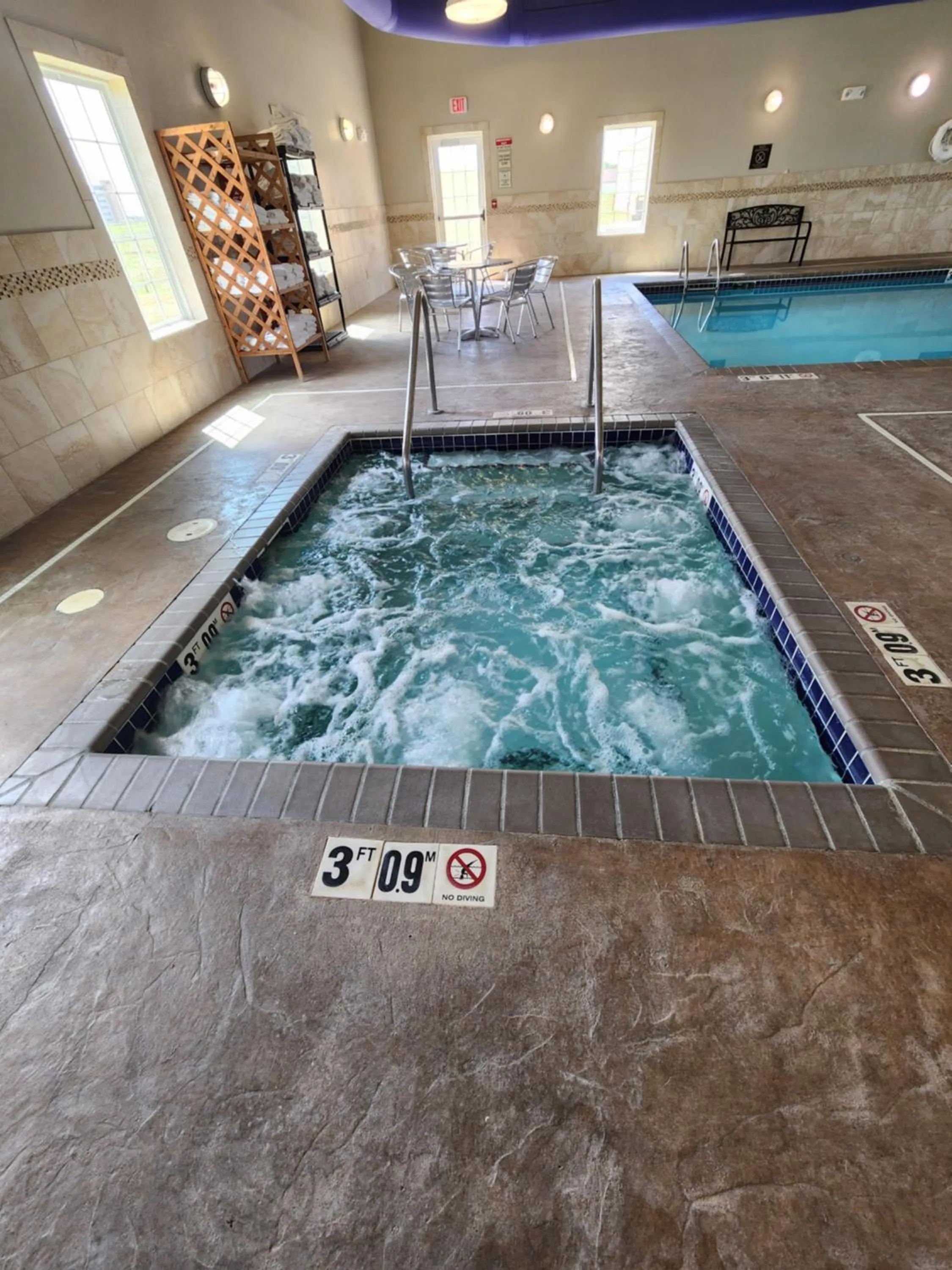 Hot Tub in Highland Suites Minot