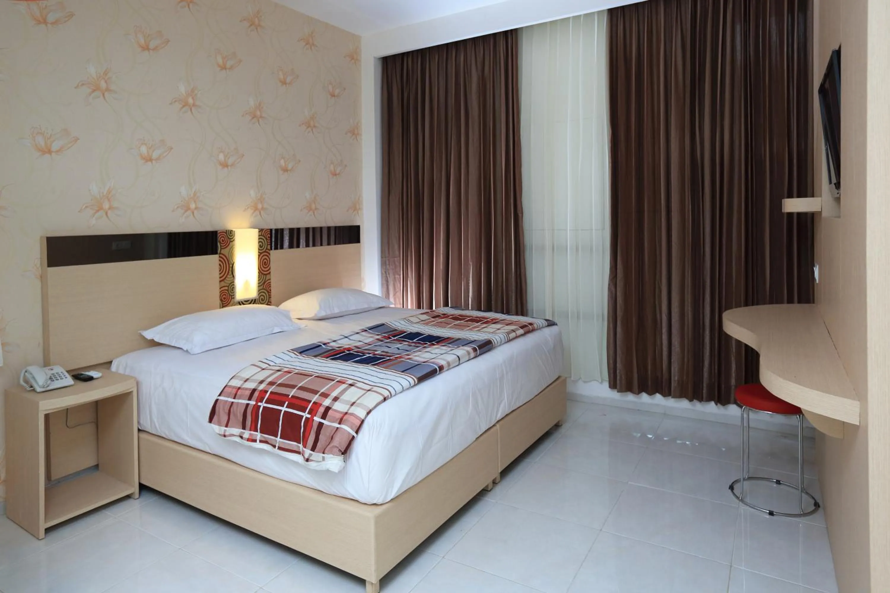 Bed in Hotel Dewarna Sutoyo Malang