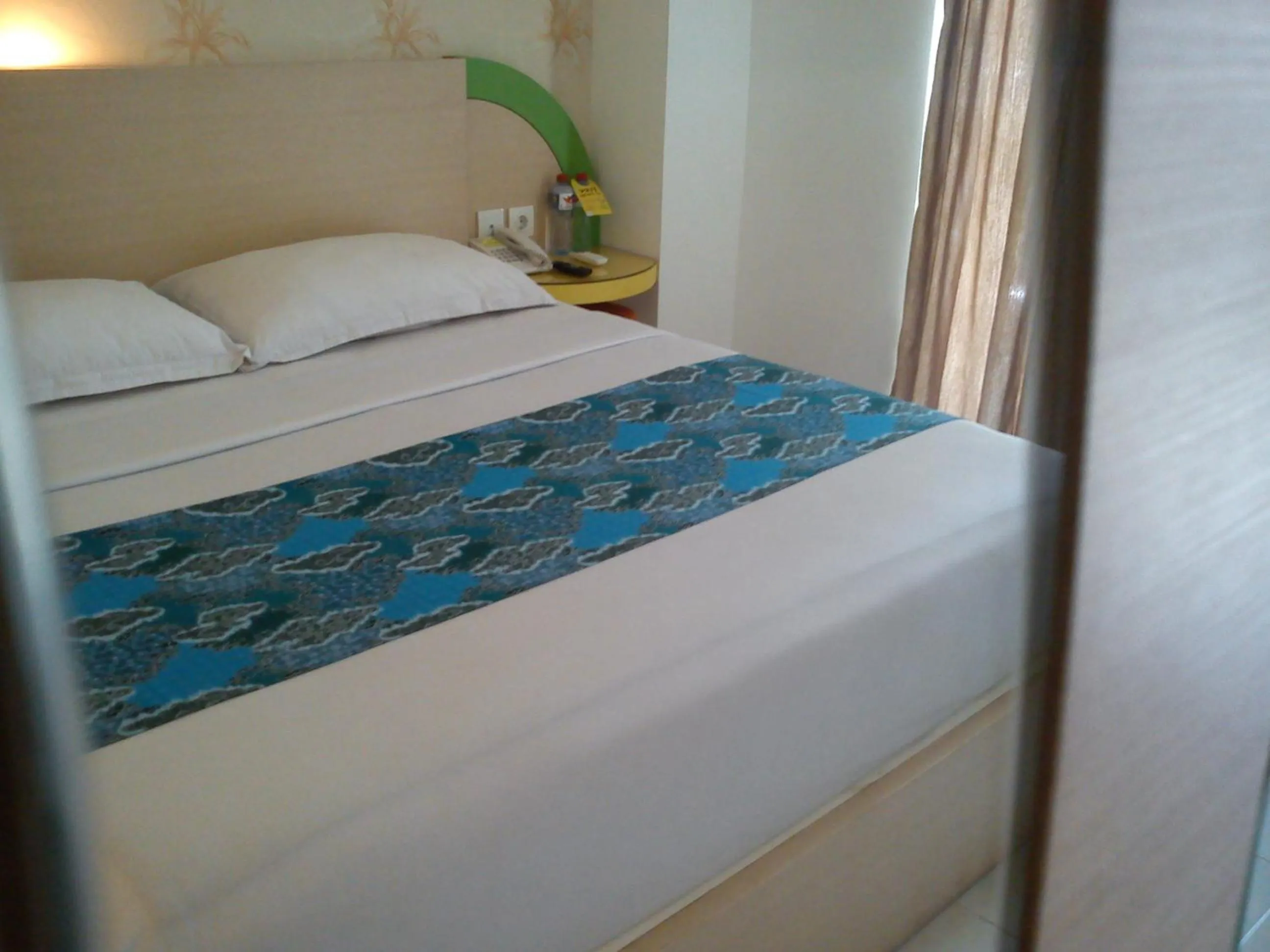 Bed in Hotel Dewarna Sutoyo Malang