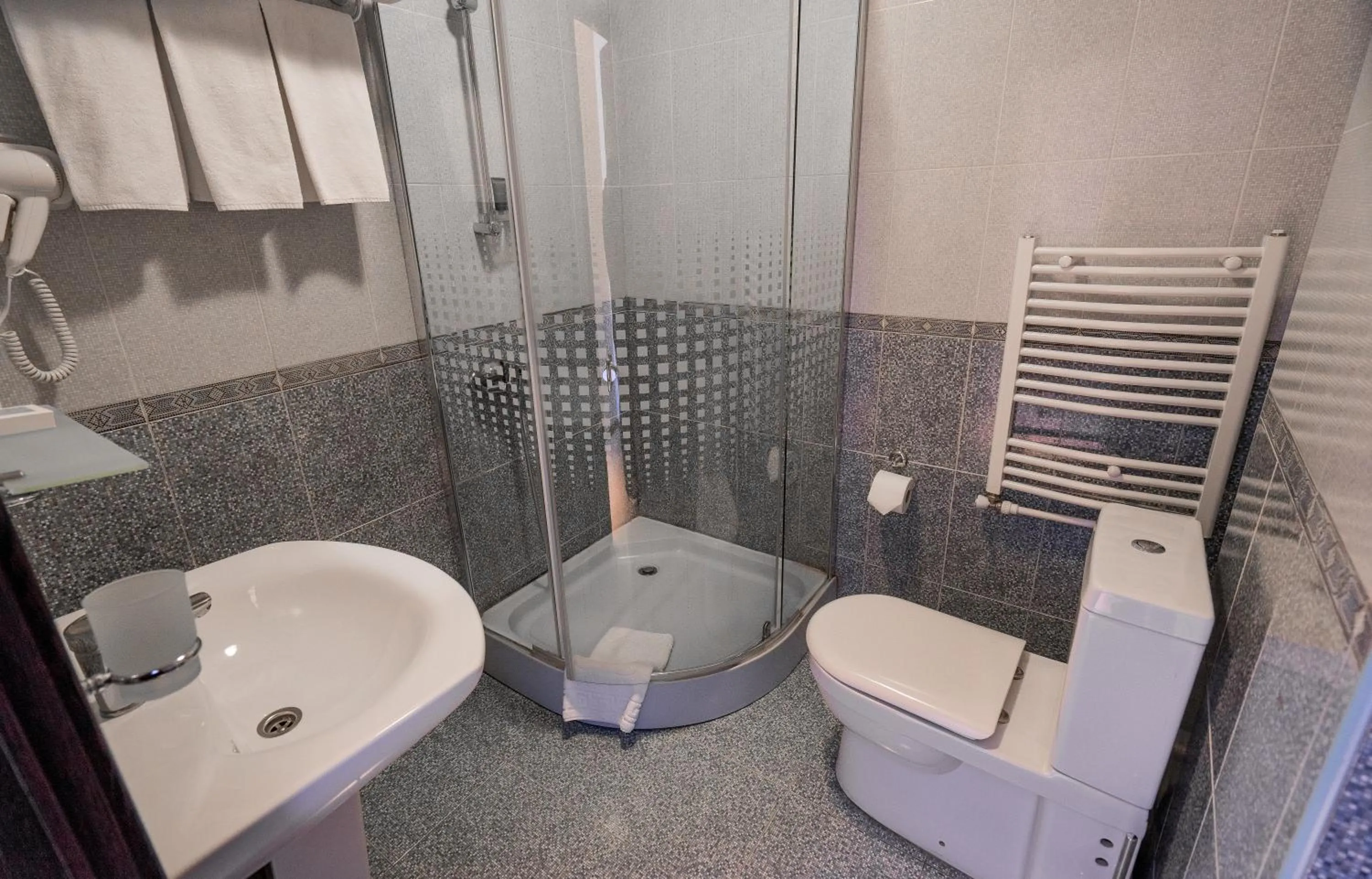 Shower in Hotel GoodAura