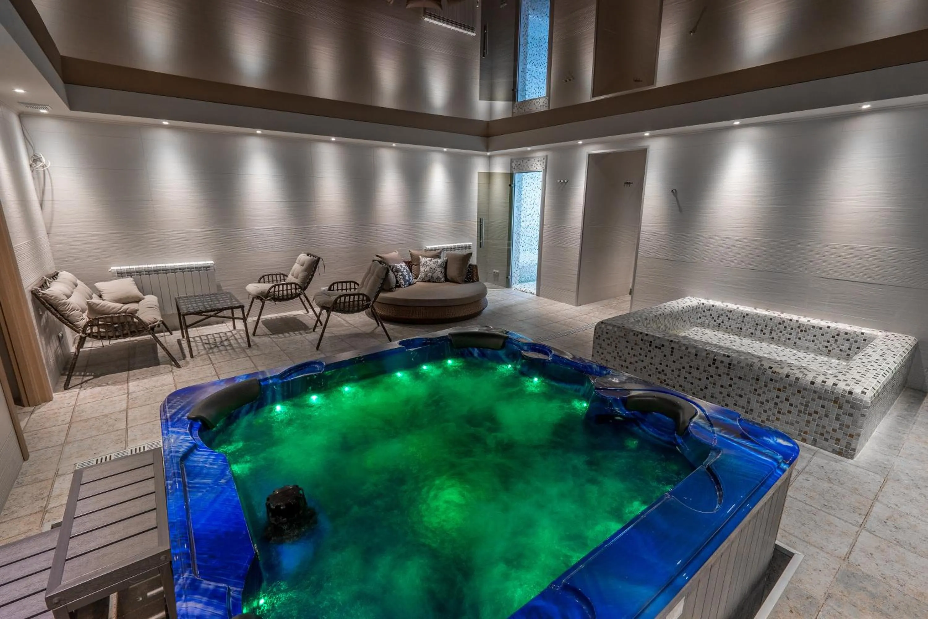 Hot Tub in Hotel GoodAura