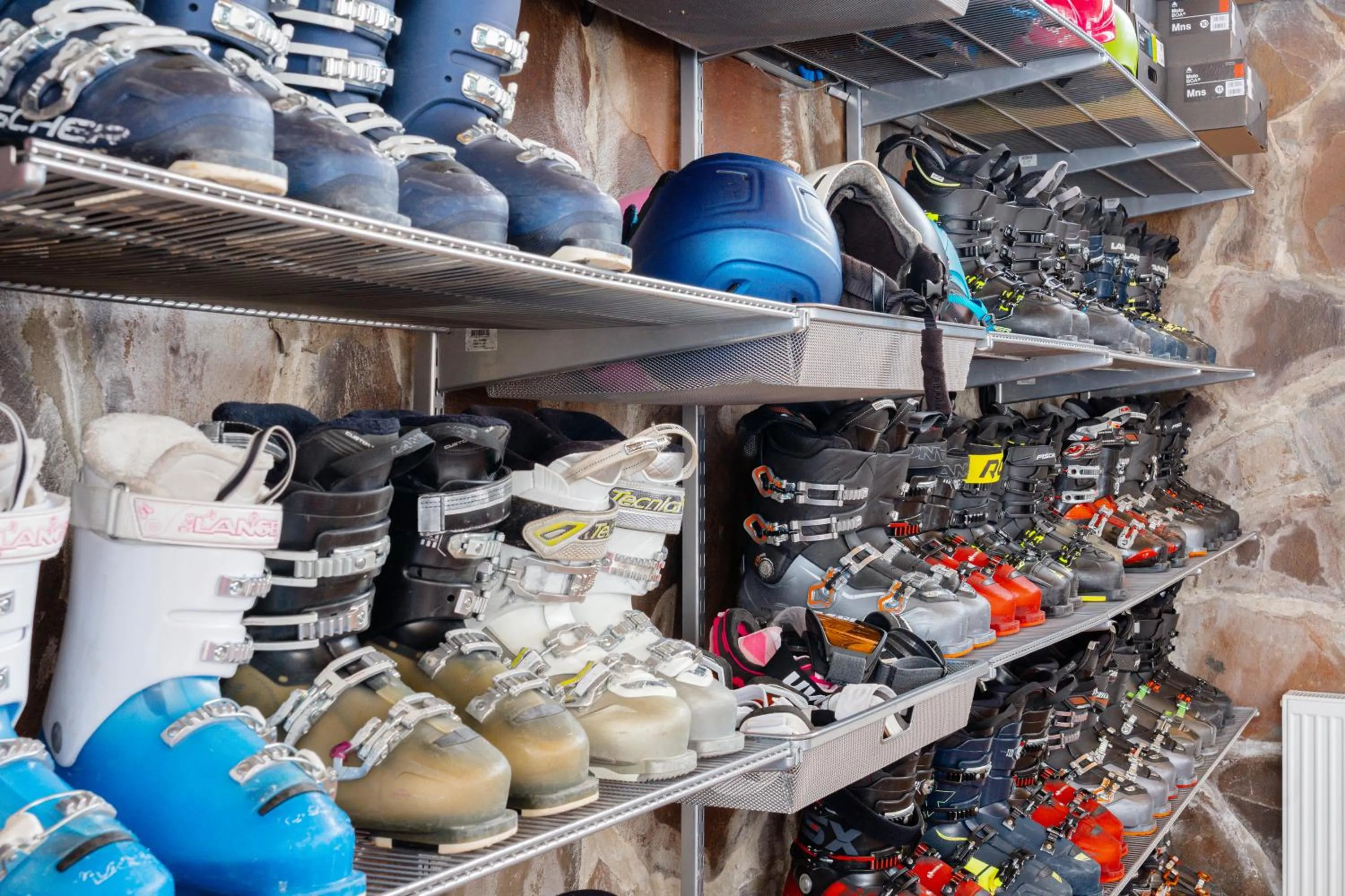 Skiing in Hotel GoodAura