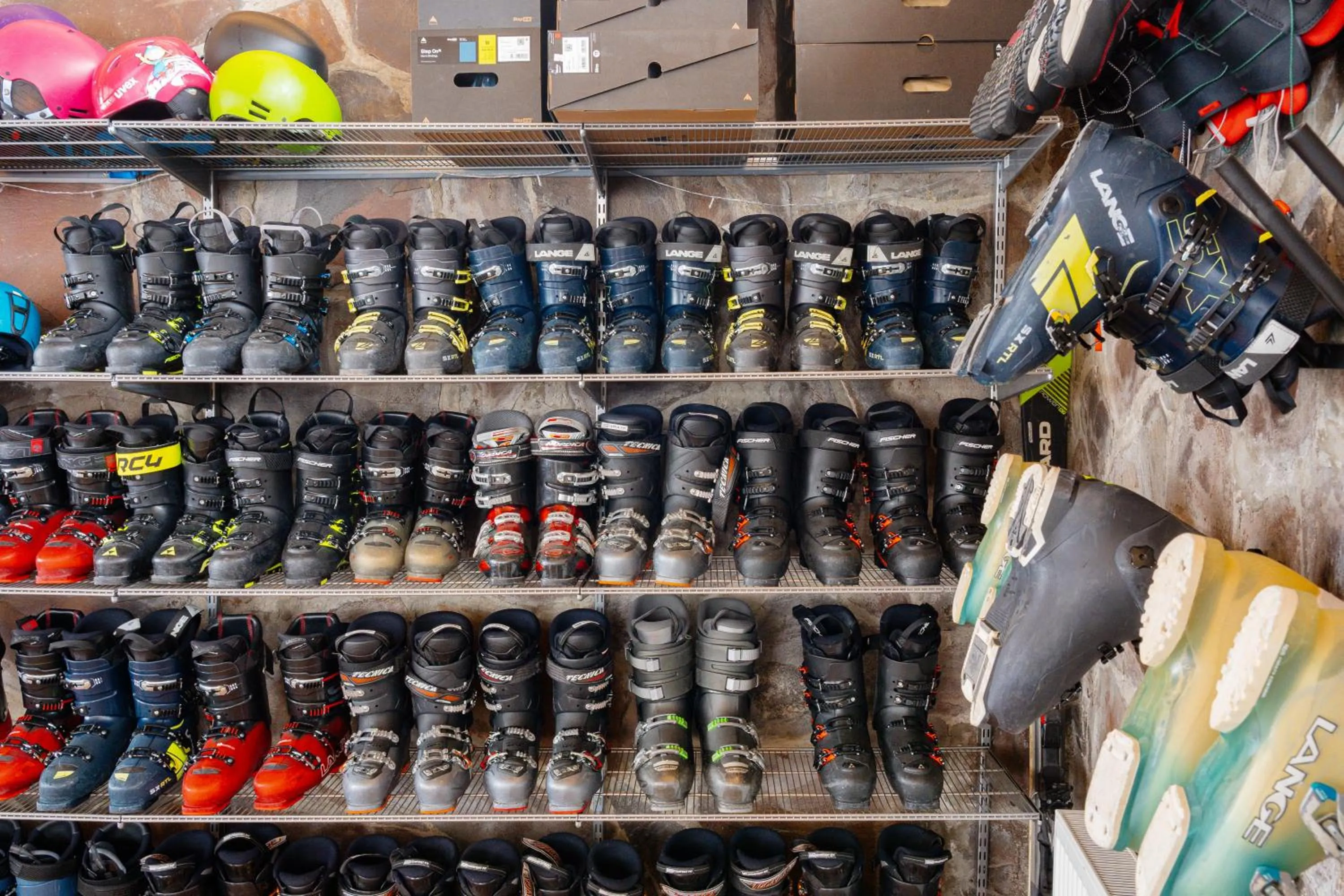 Skiing in Hotel GoodAura