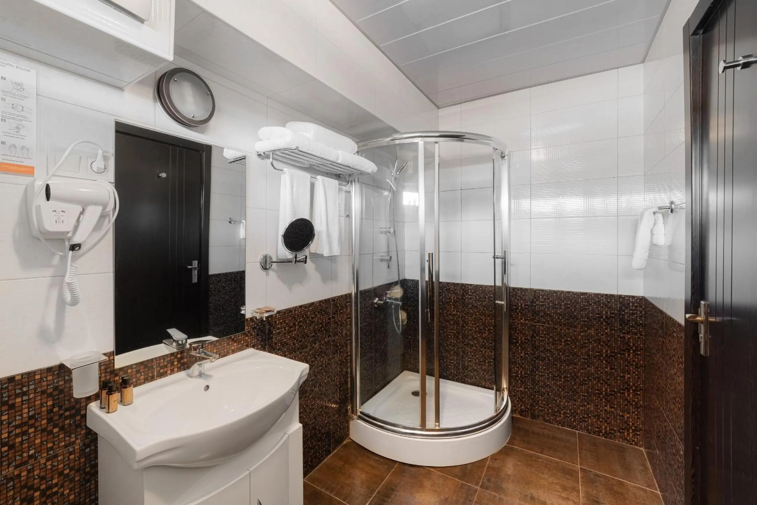 Shower in Hotel GoodAura