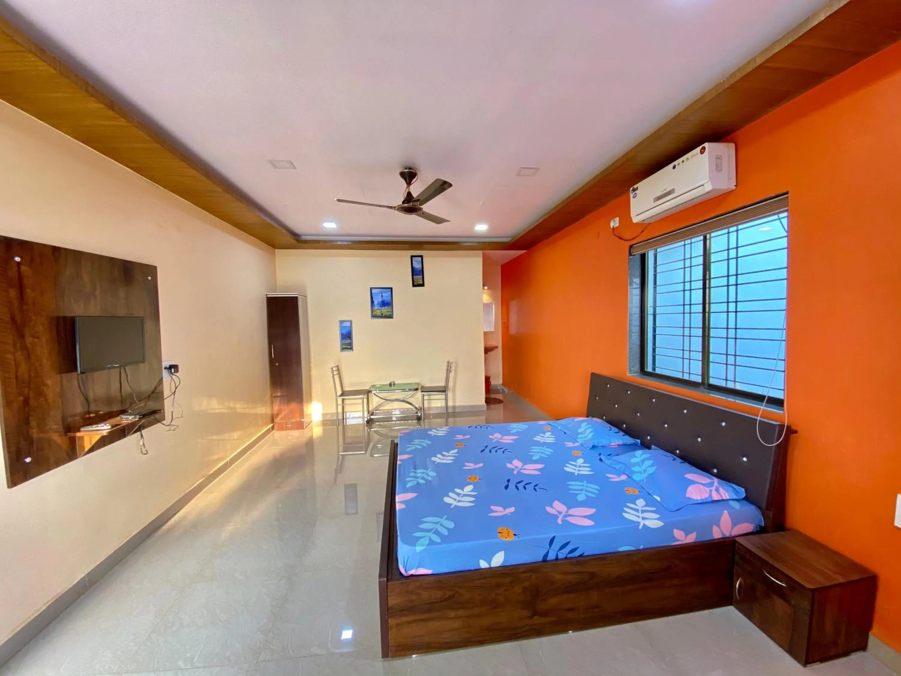 Photo of the whole room, Bed in Heavens Edge Resort