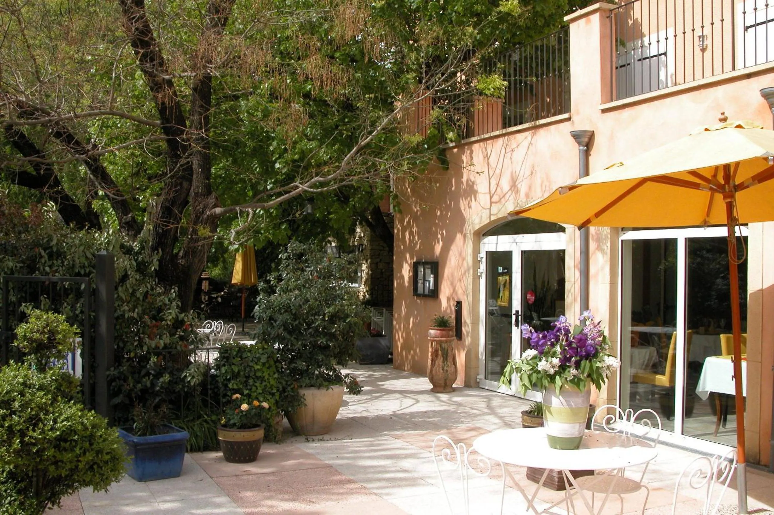 Facade/entrance in Hôtel Restaurant Logis Le Relais du Vivarais