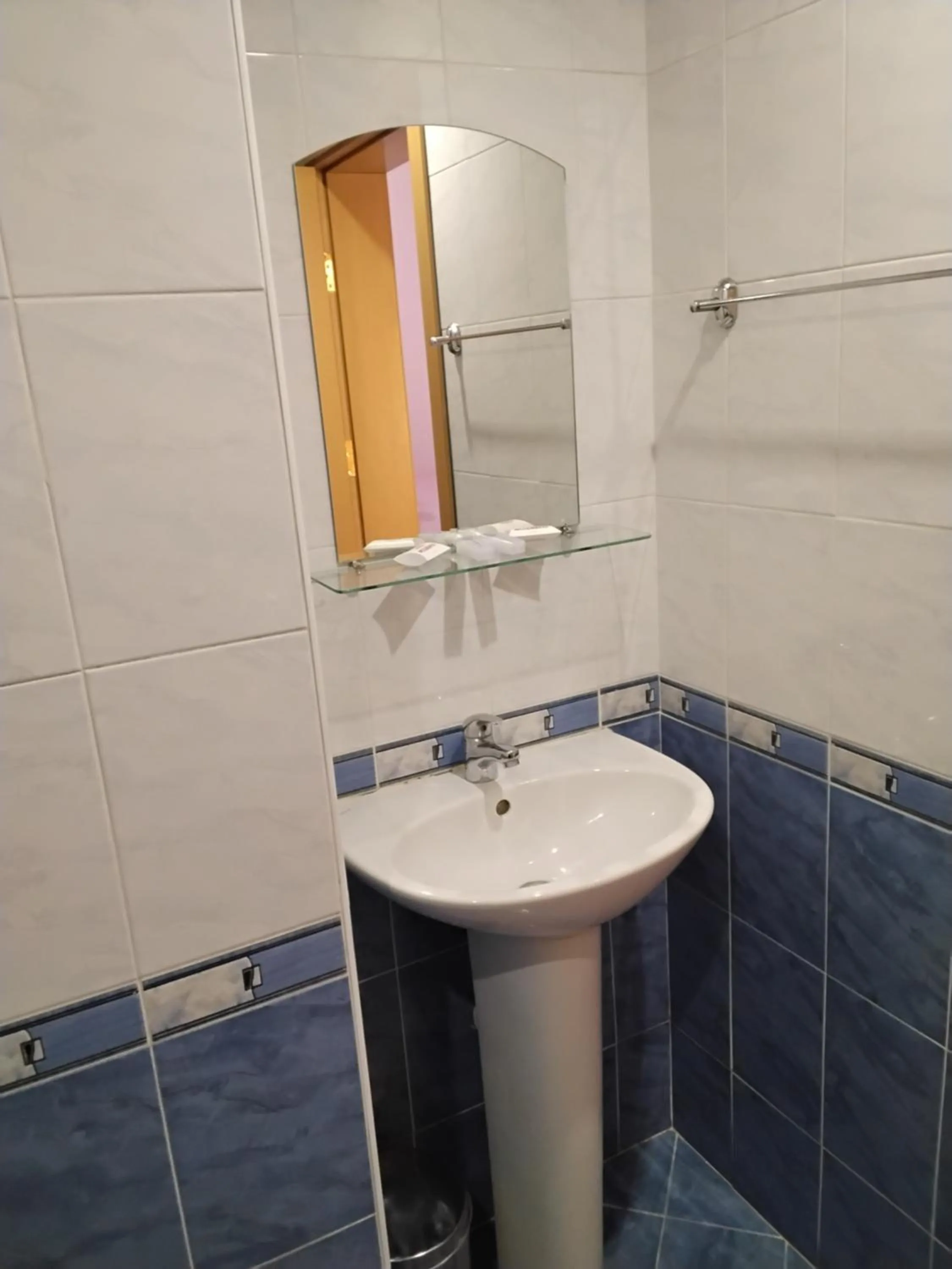 Shower in Hotel Mehdjarel