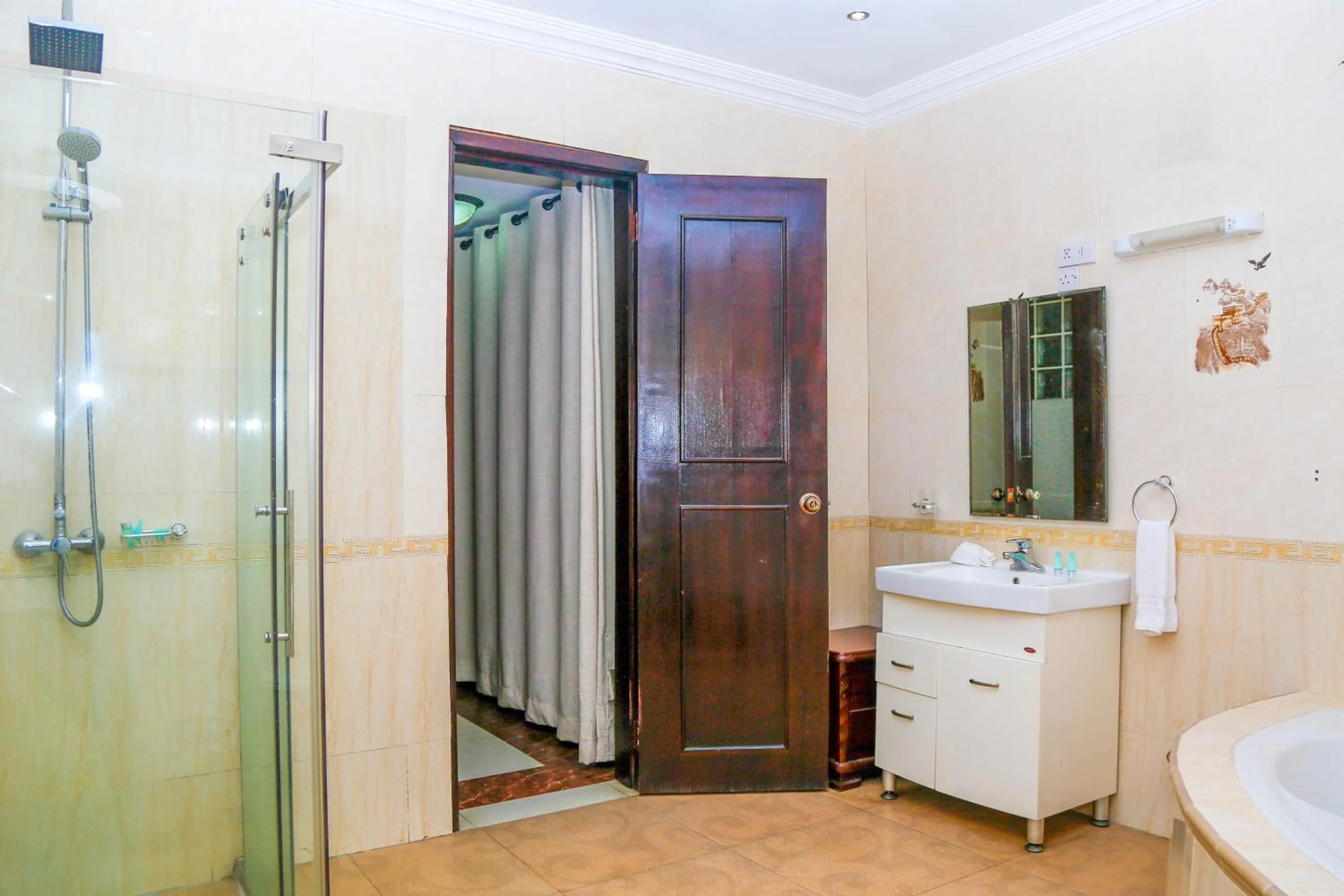 Shower in Midindi Hotel