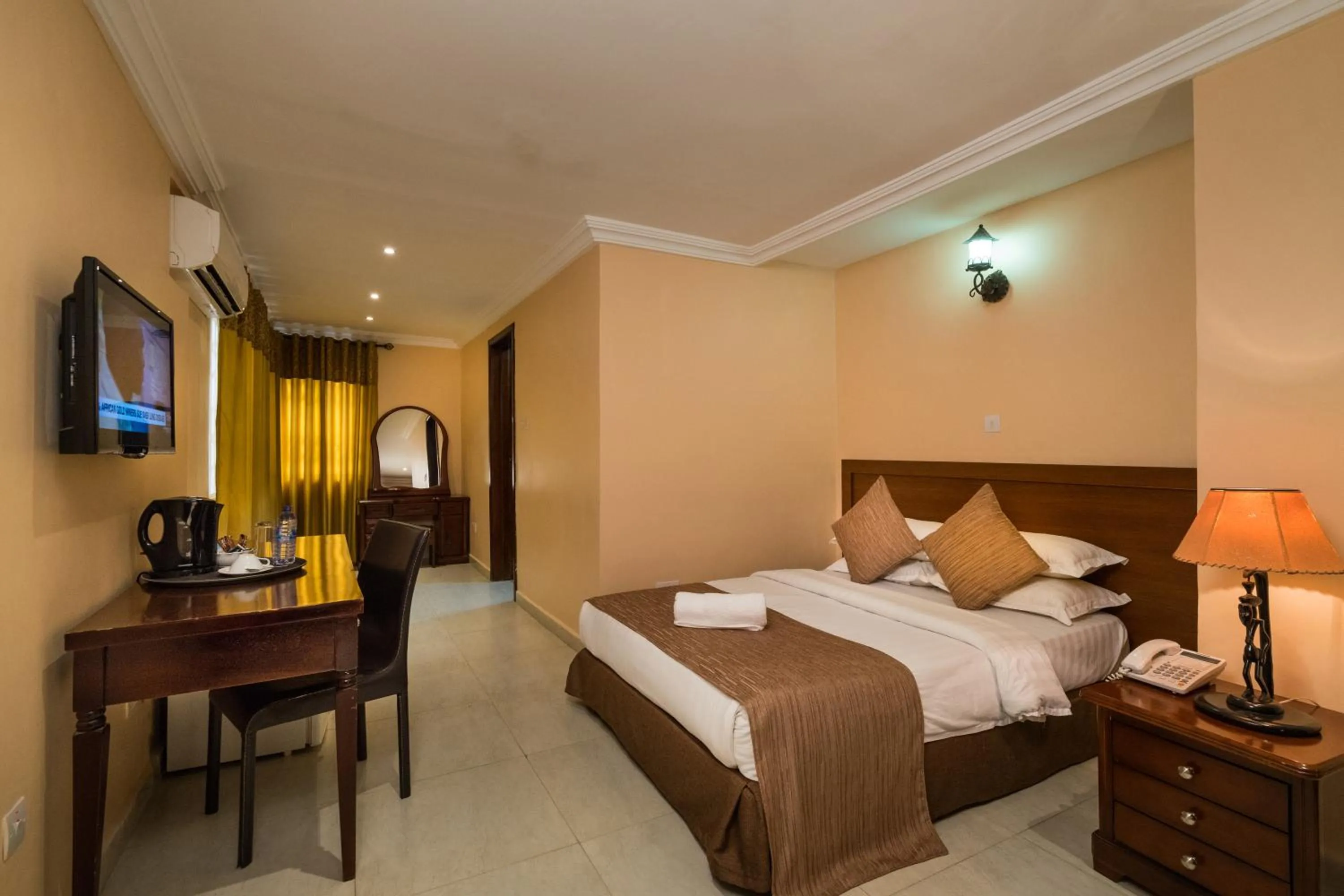 Photo of the whole room, Bed in Midindi Hotel