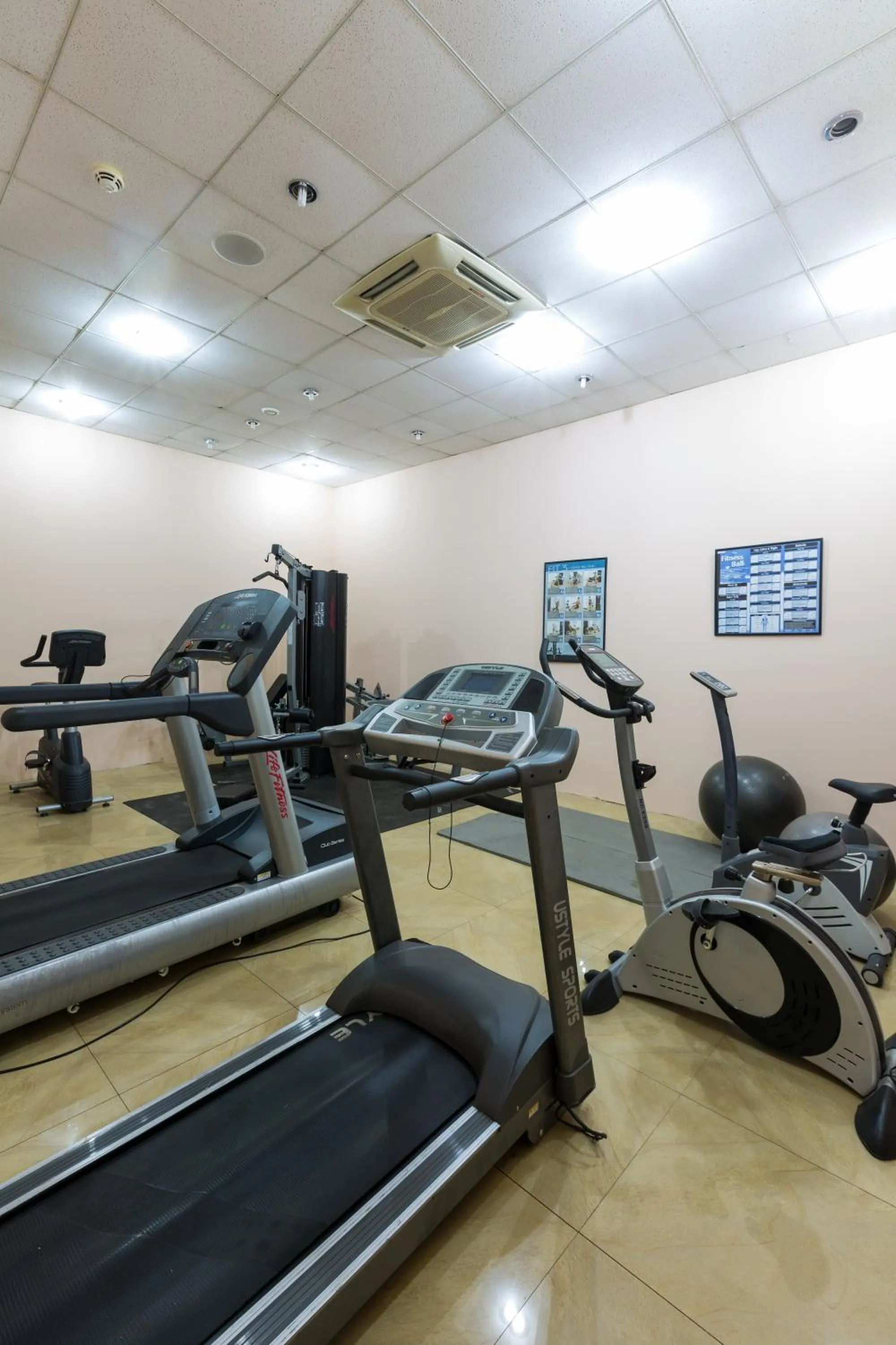 Fitness centre/facilities in Midindi Hotel